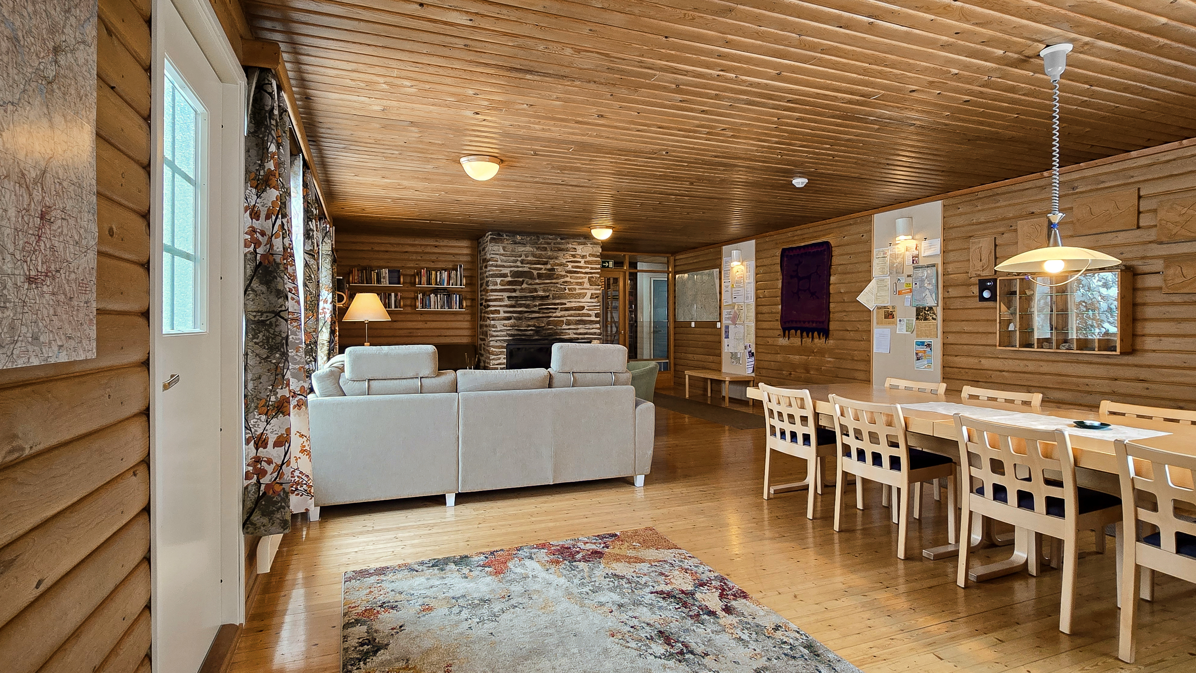 Tunturimajan oleskelutilassa avotakka