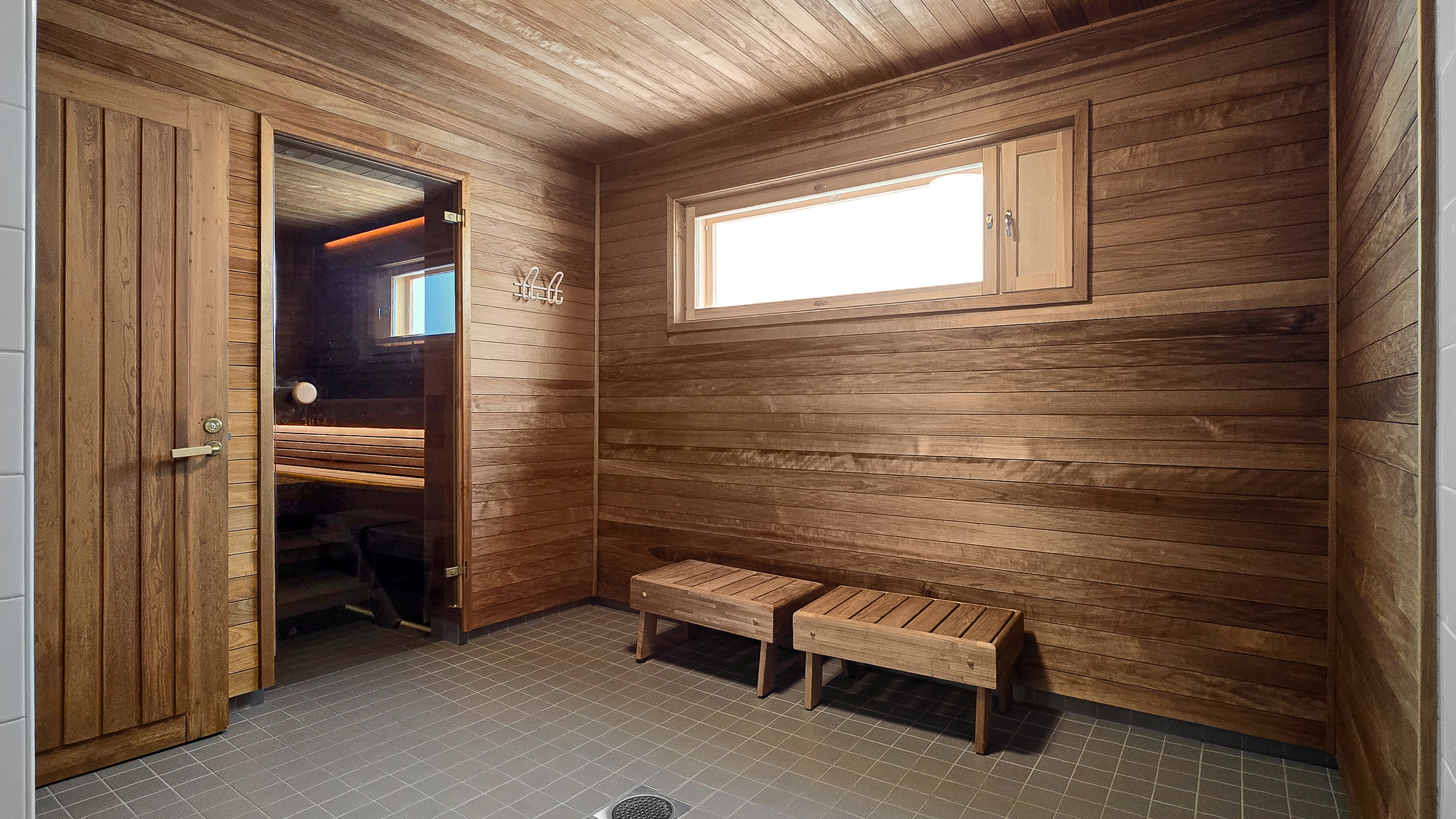 Saunarakennuksen kylpyhuone