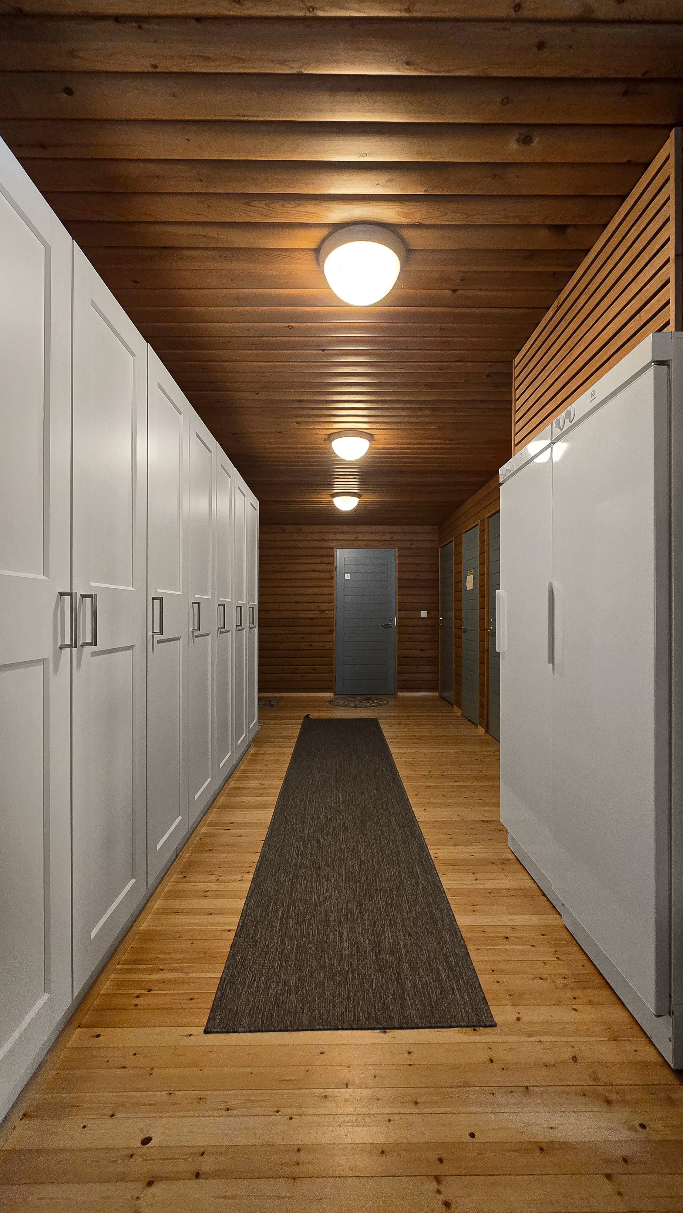 Tunturimajan käytävän varrella kuusi erillistä makuuhuonetta