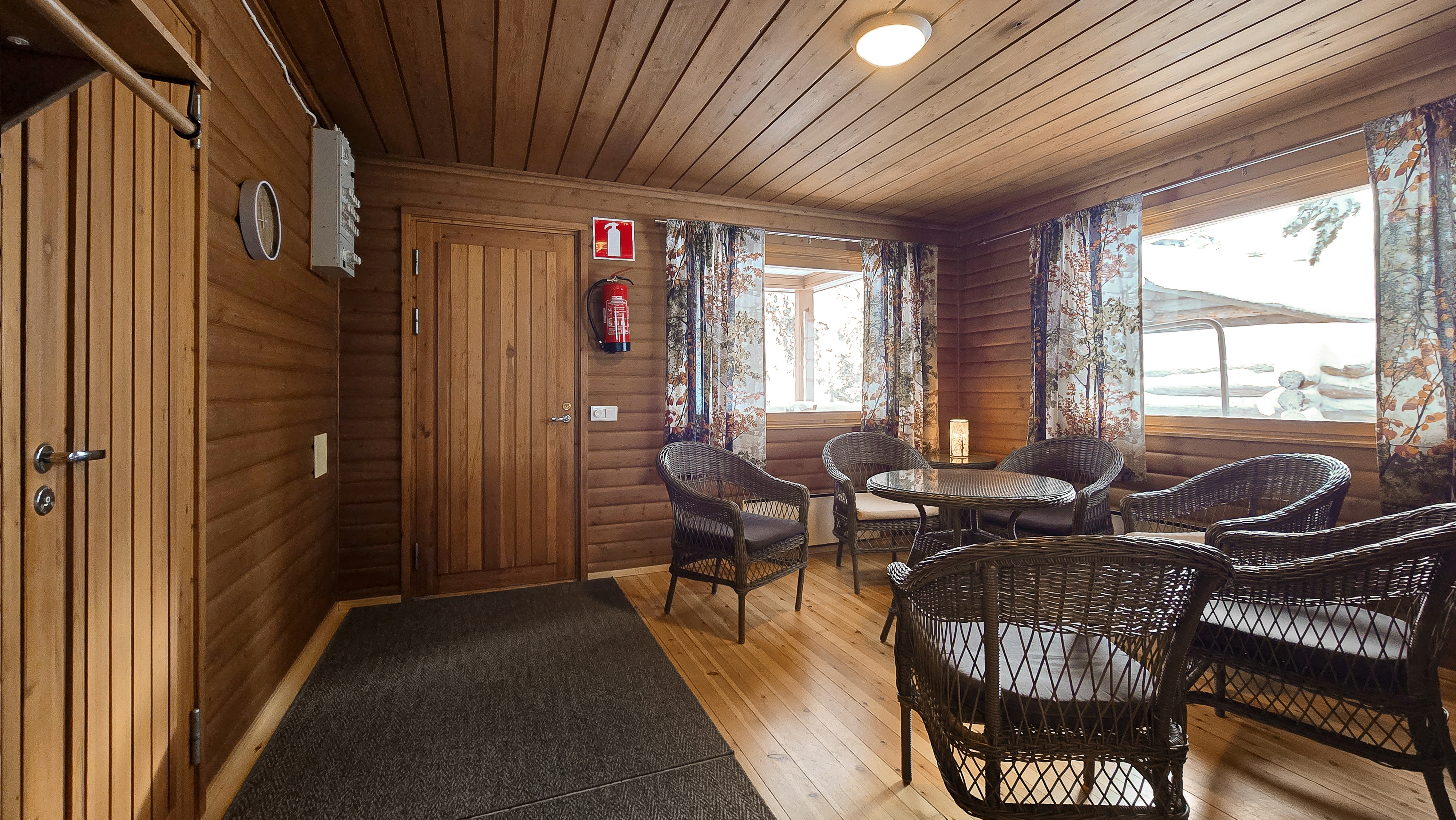 Saunarakennuksen pukuhuone/oleskelutila