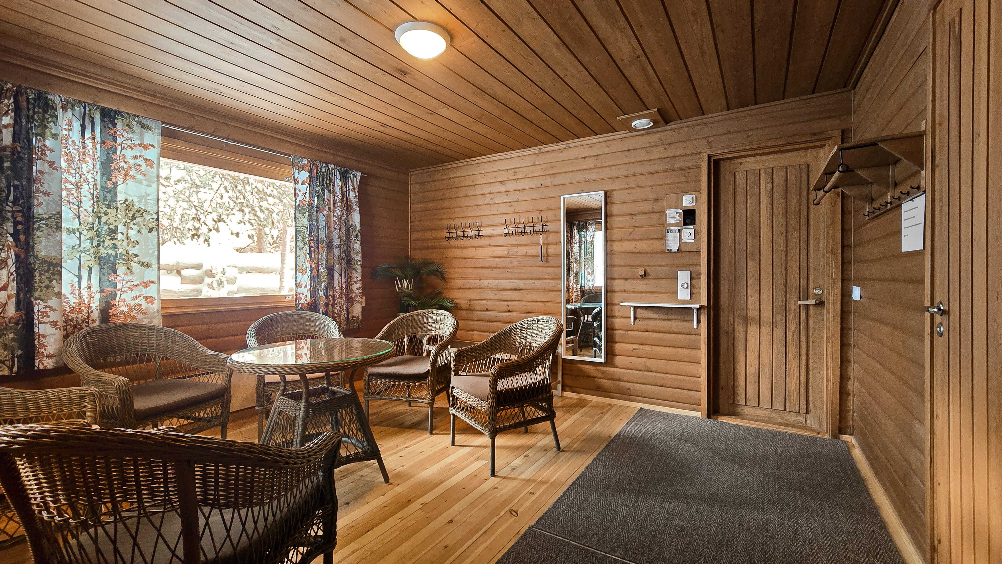 Saunarakennuksen pukuhuoneesta kulku kylpyhuoneeseen ja saunaan