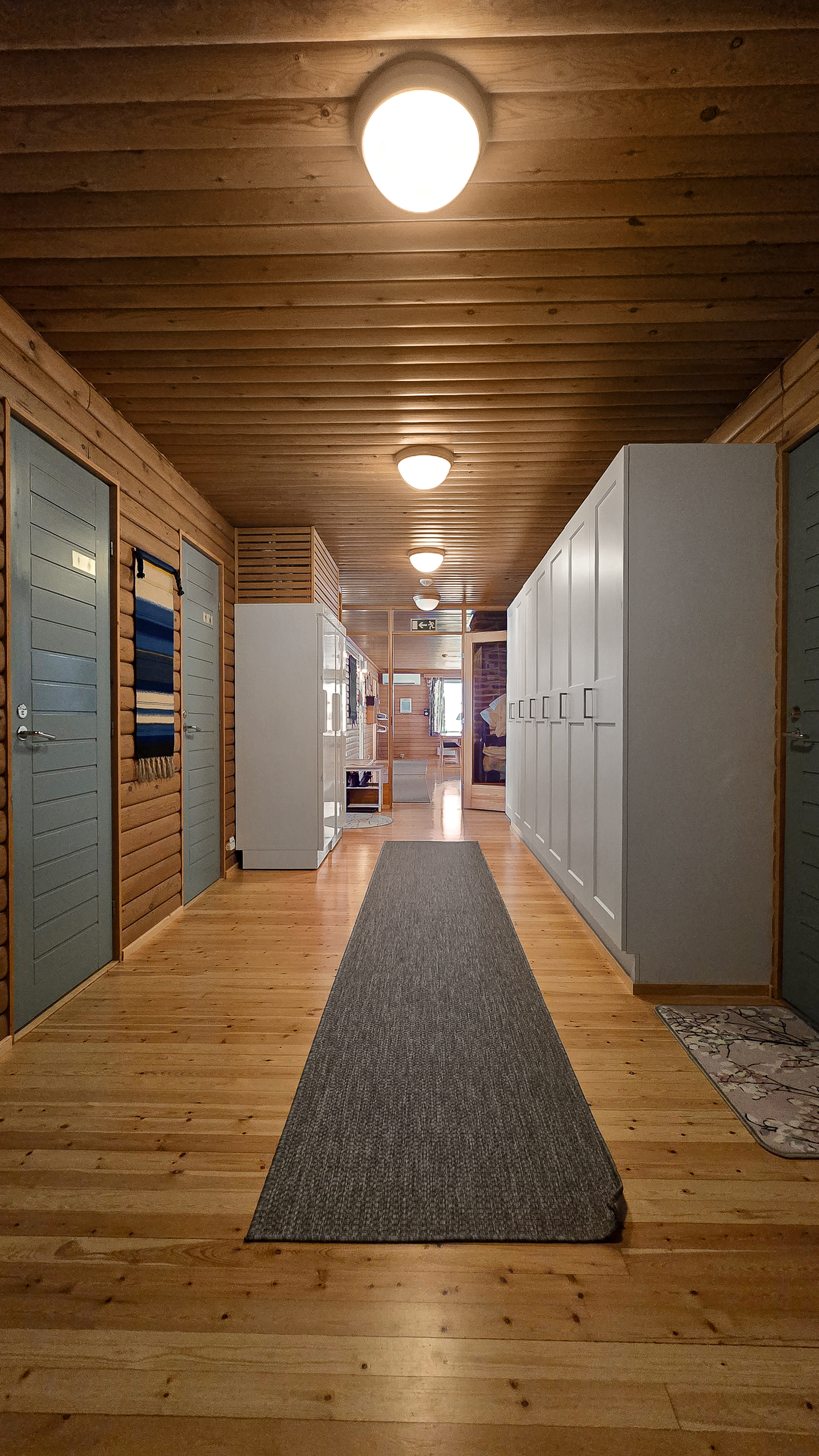 Tunturimajan makuuhuoneilta näkymät oleskelutilan suuntaan