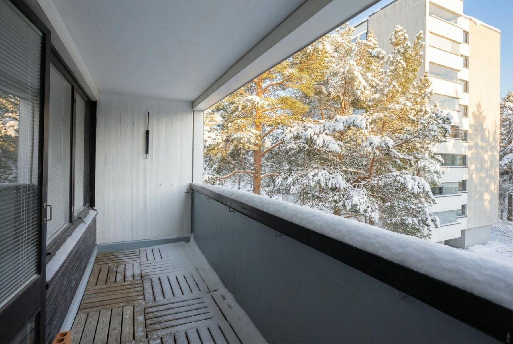 Näkymä parvekkeelta toiseen suuntaan.