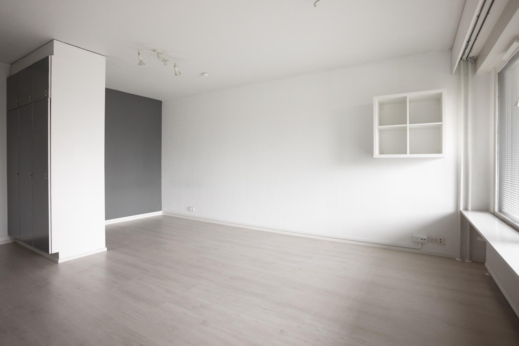 Olohuone keittokomeron suunnalta kuvattuna - Makuualkovi