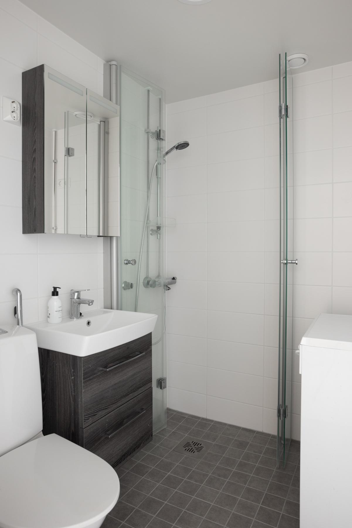 Kylpyhuone, uusittu LVIS-remontin yht. 2021-22