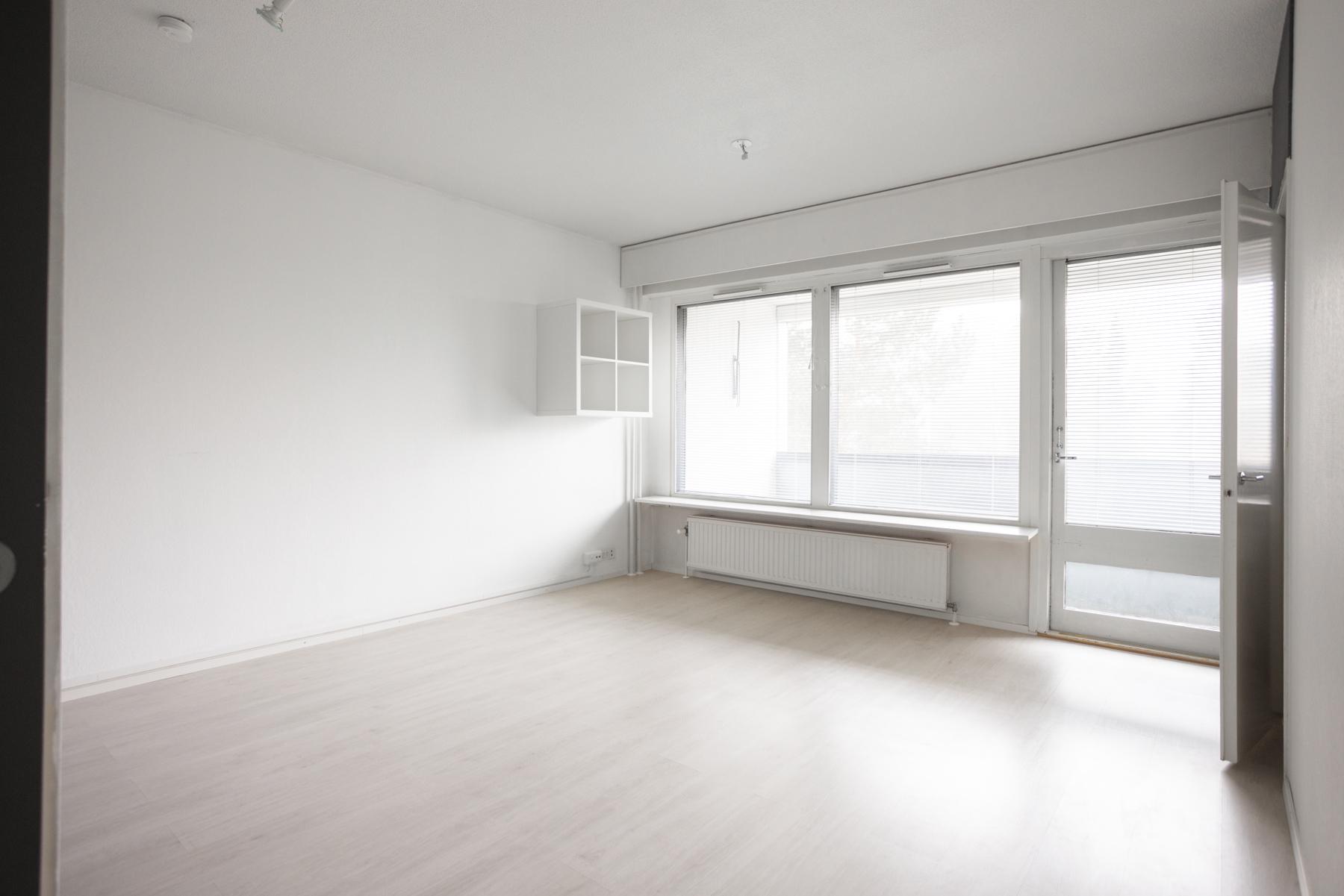 Valoisa Olohuone, käynti koko huoneiston levyiselle parvekkeelle