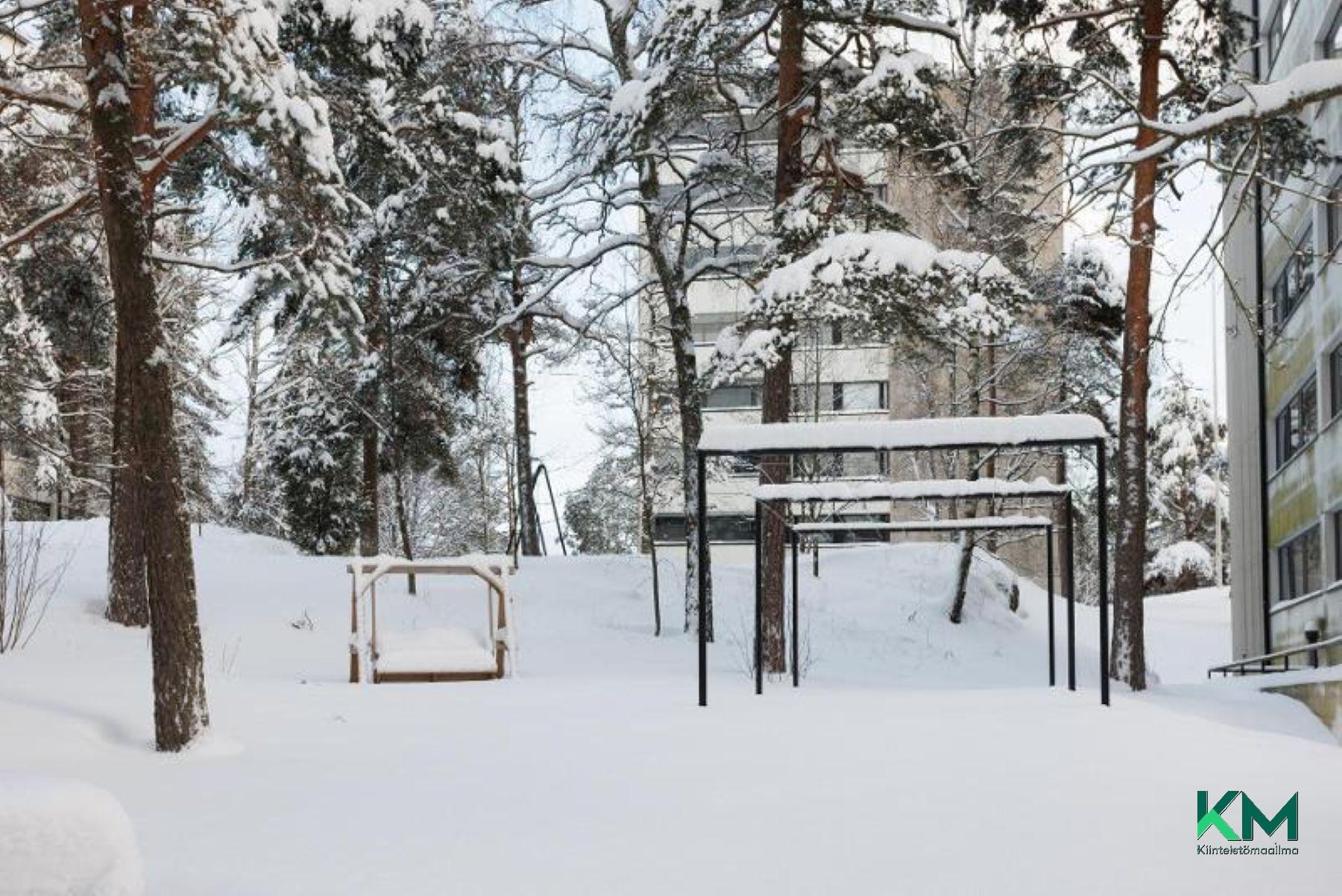 Taloyhtiön sisäpihaa - lasten leikkipaikka