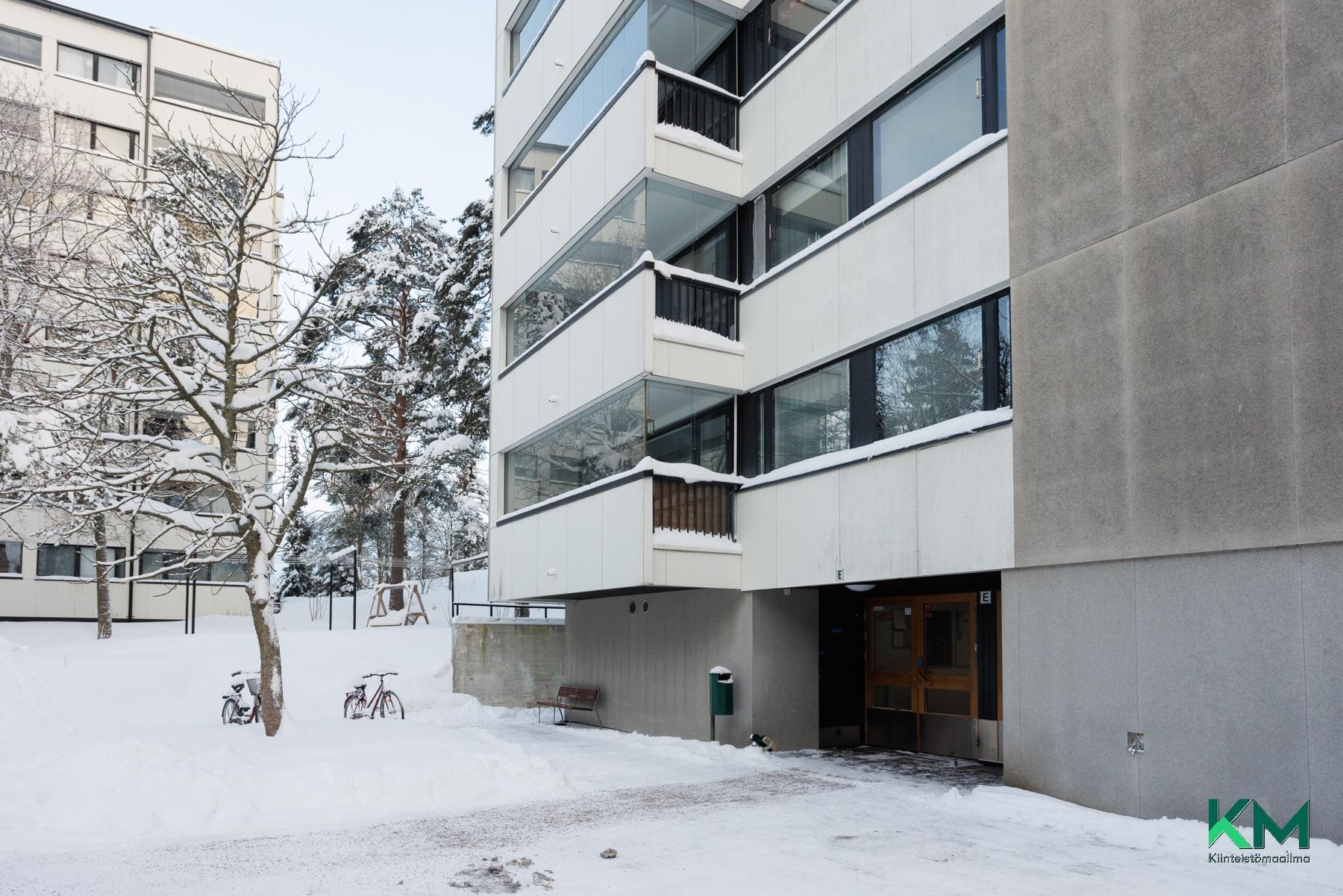 Rastilantie 2 E-talon sisäänkäynti