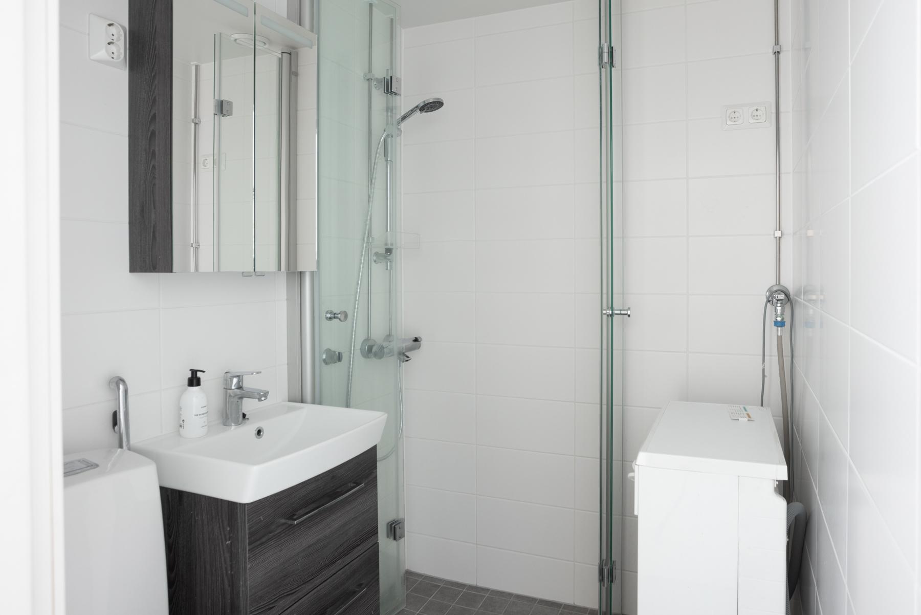 Kylpyhuone, uusittu LVIS-remontin yht.2021-22. Pesukone sis. kauppaan