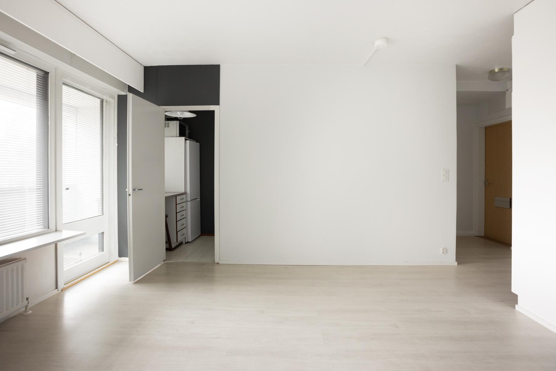 Olohuone - vasemmalla keittokomero, oikealla eteinen