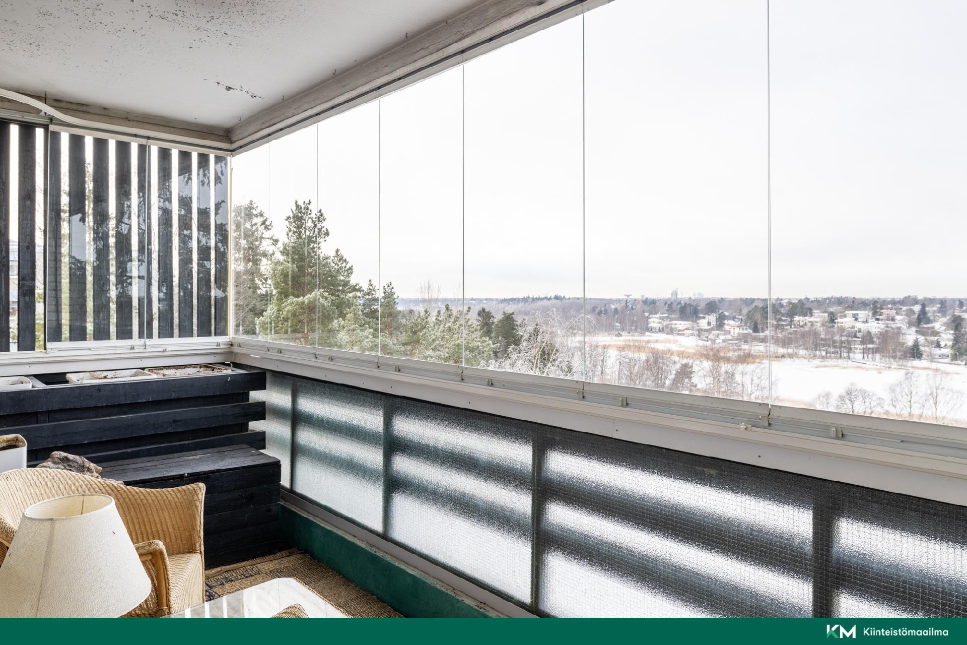 Parvekkeelta upeat maisemat Vartiokylänlahdelle