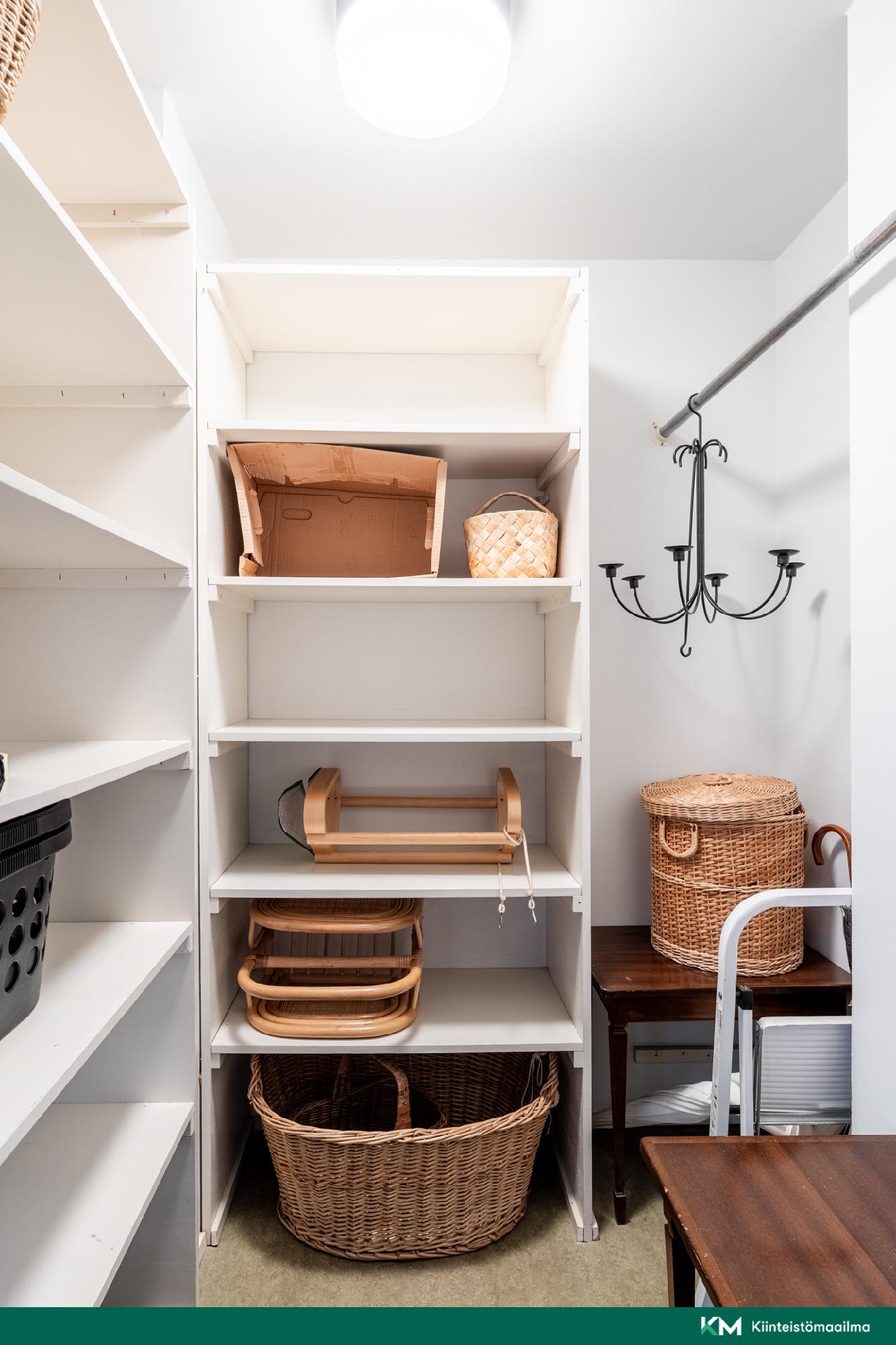 Säilytystilaa vaatehuoneessa