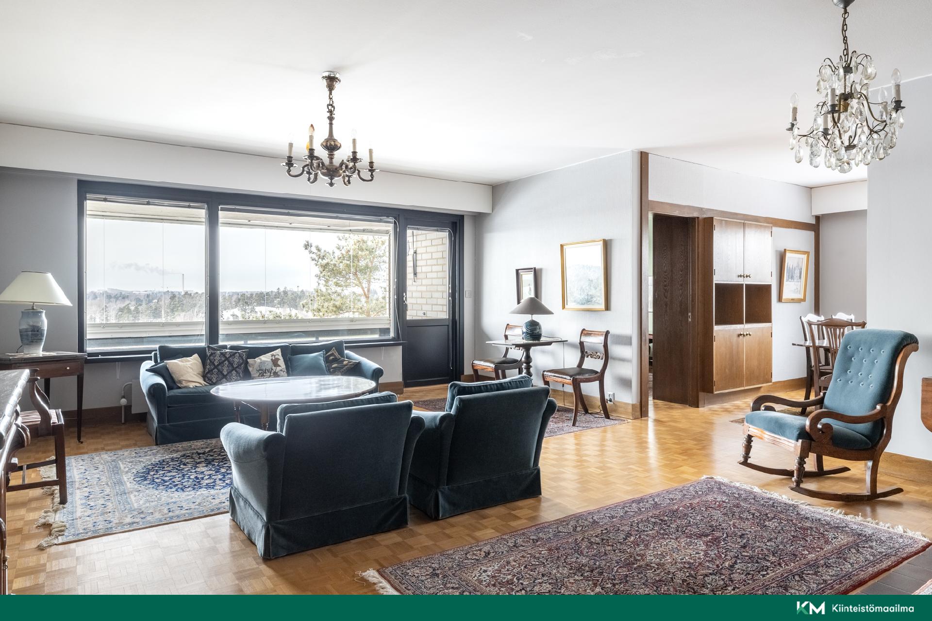 Tilantuntua ja valoa parhaimmillaan – suuret ikkunat tekevät kodista avaran ja kutsuvan.