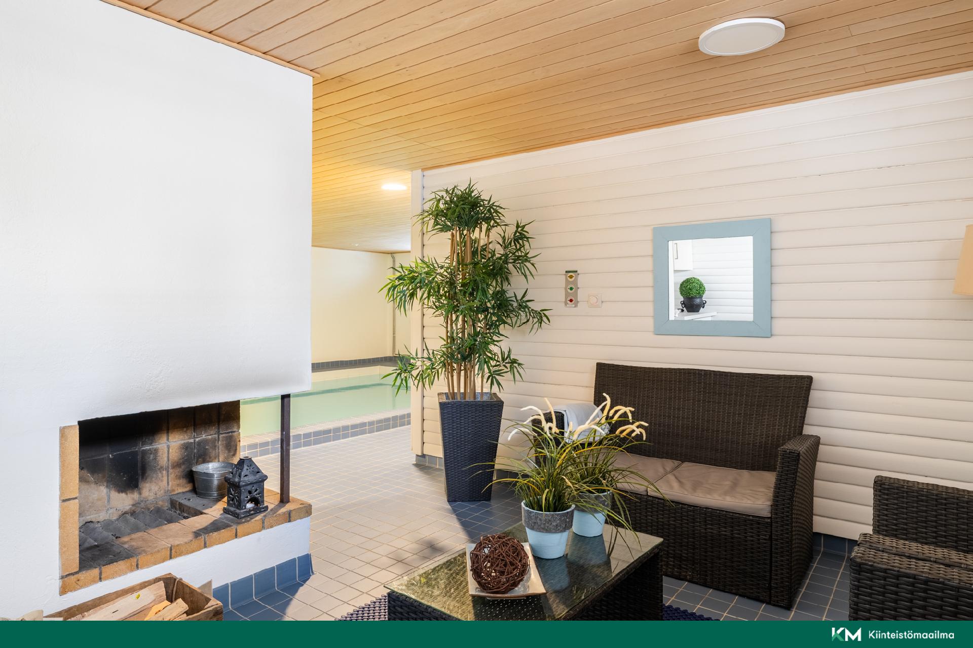 Saunan lämmöstä takkahuoneen pehmeään tunnelmaan – täydellinen hetki palautua ja rentoutua