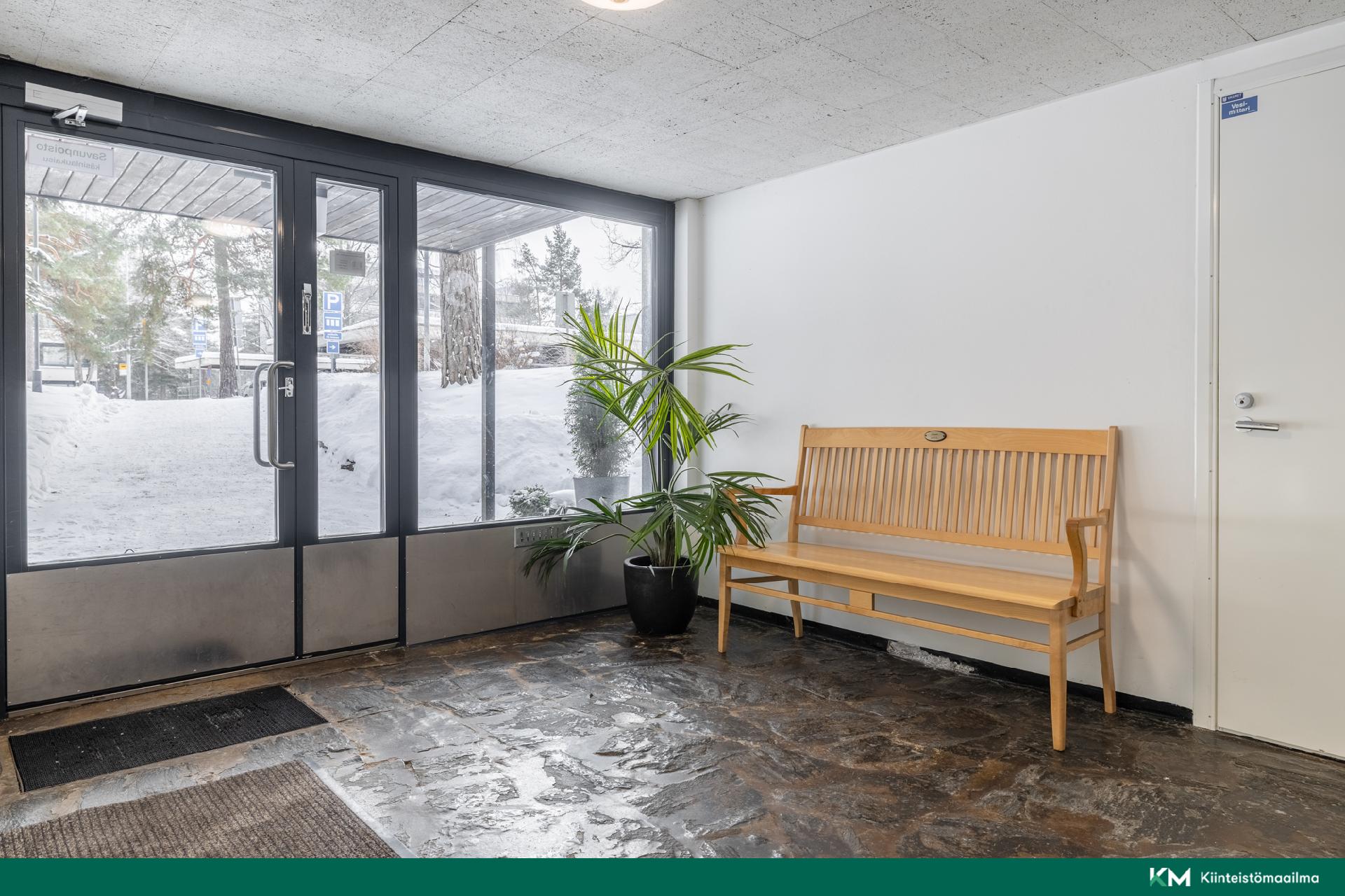 Sisääntuloaula. Kulku hissille on tasainen, ilman rappusia.