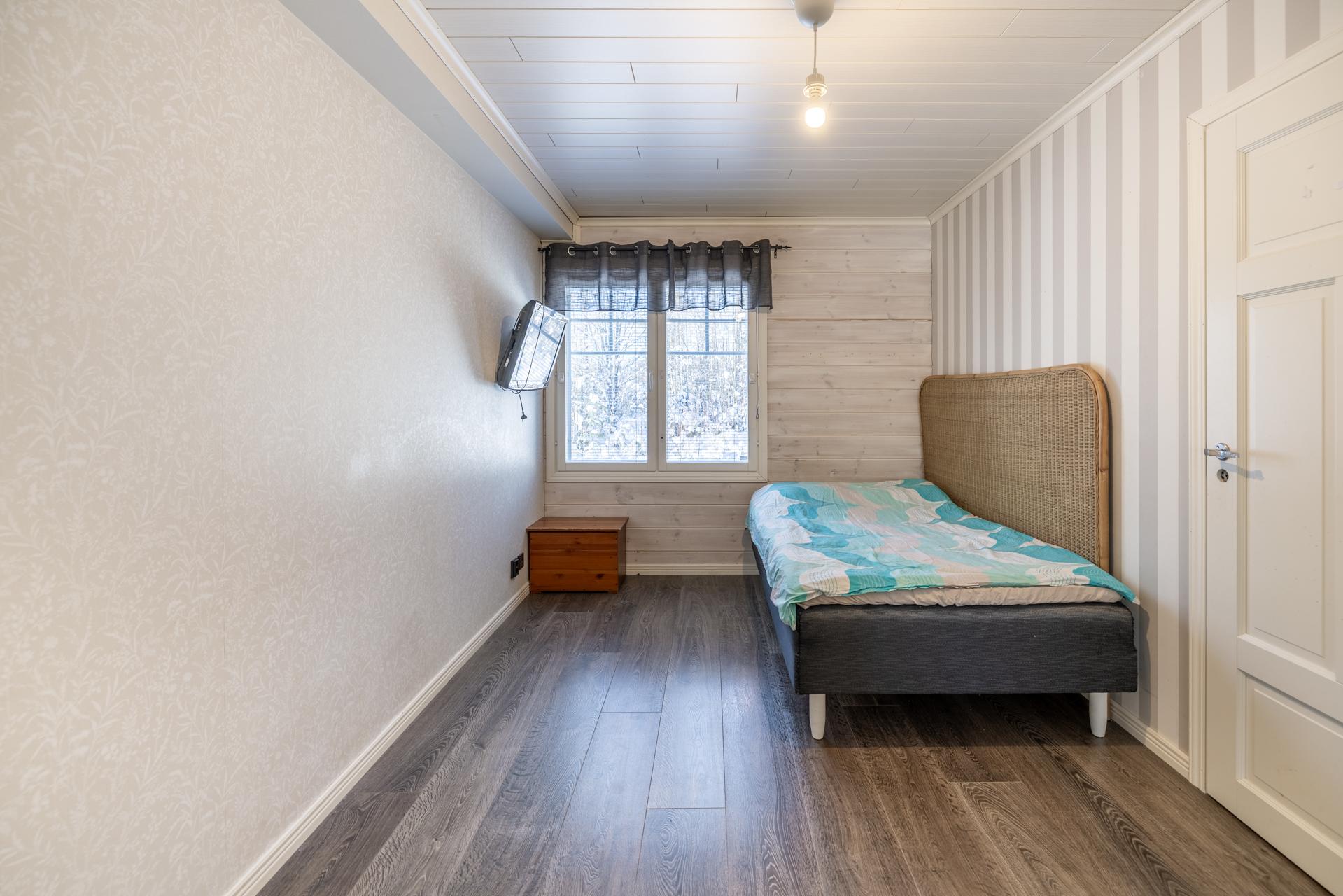 Alakerran makuuhuone 2 vaatehuoneella