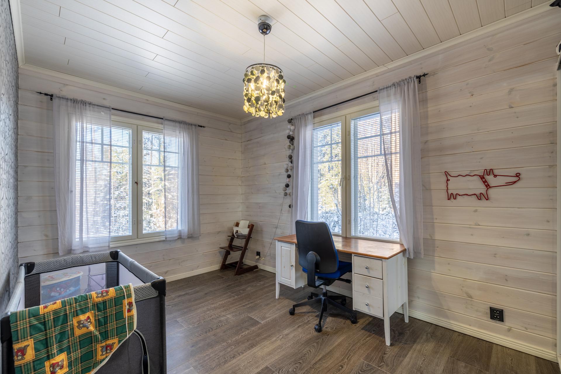 Toimisto/makuuhuone 2