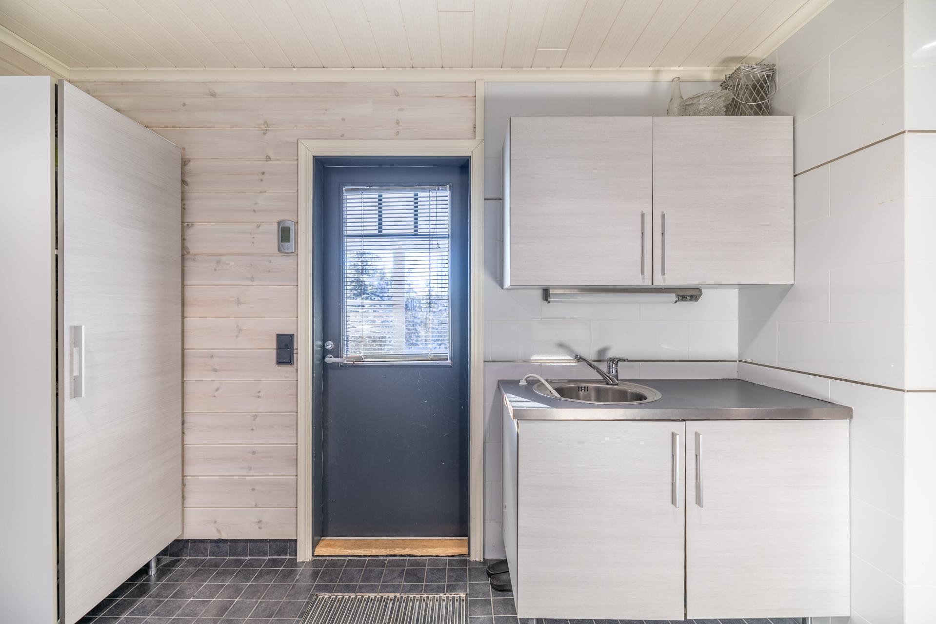 Kodinhoitohuoneeseen oma sisäänkäynti