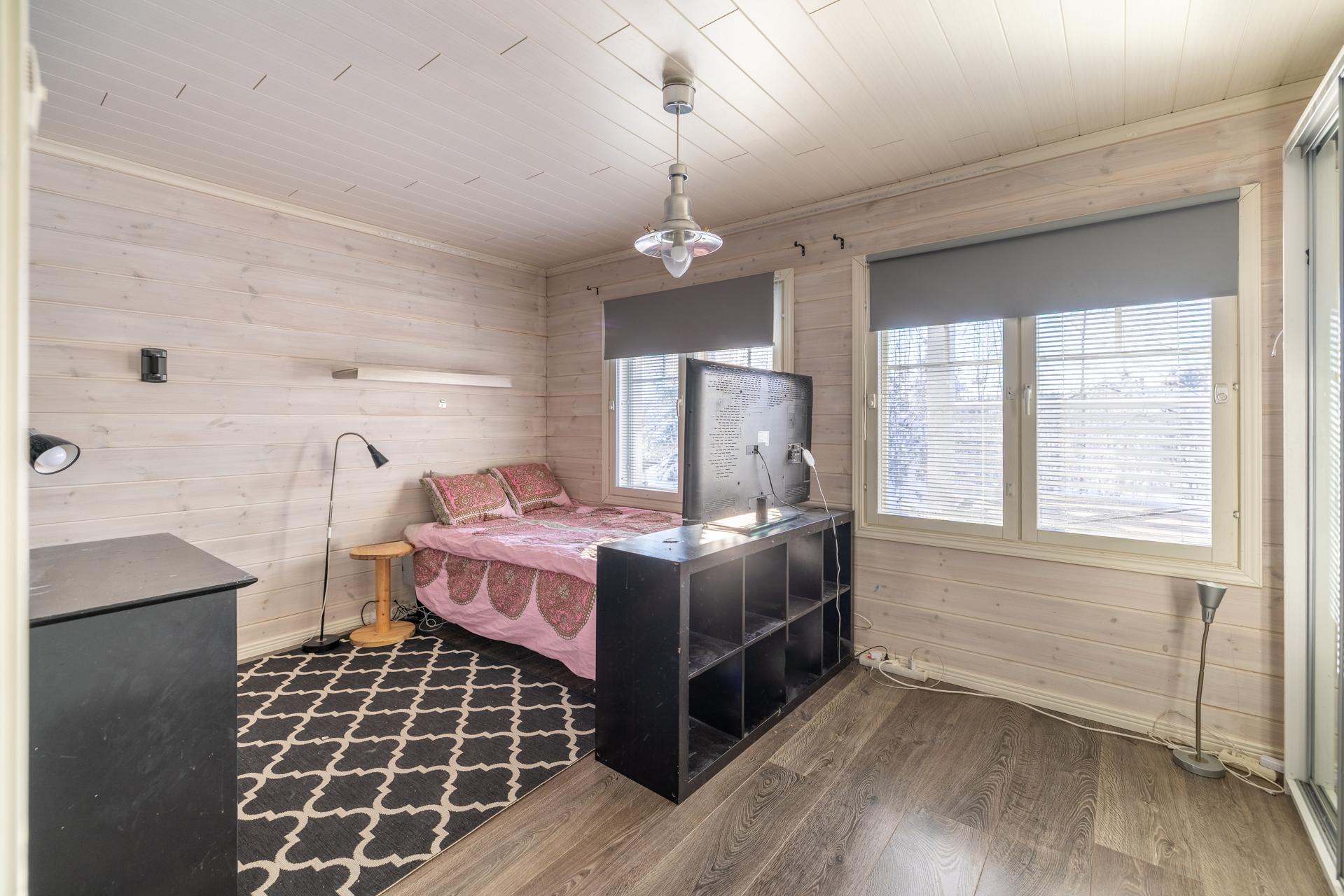 Alakerran makuuhuone 1