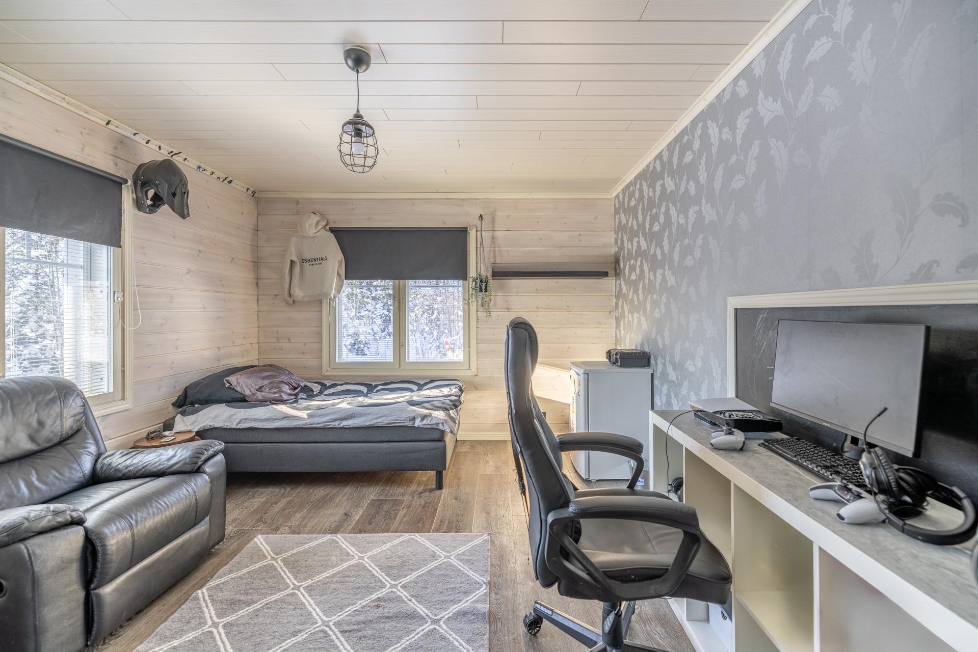 Alakerran makuuhuone 3