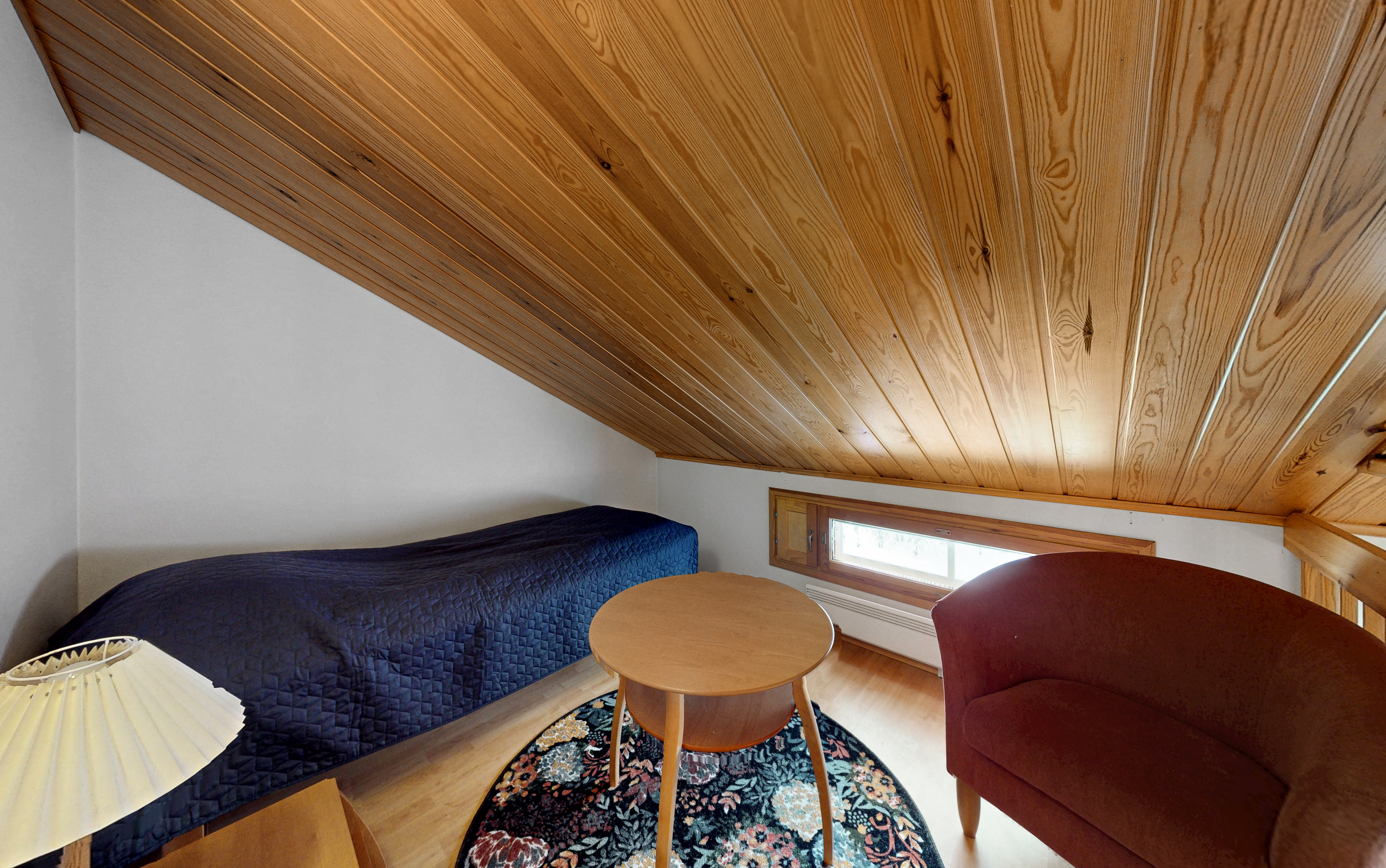 Parvella oleskelu- ja majoitustilaa, (huoneisto A ja C, peilikuvana huoneisto B).