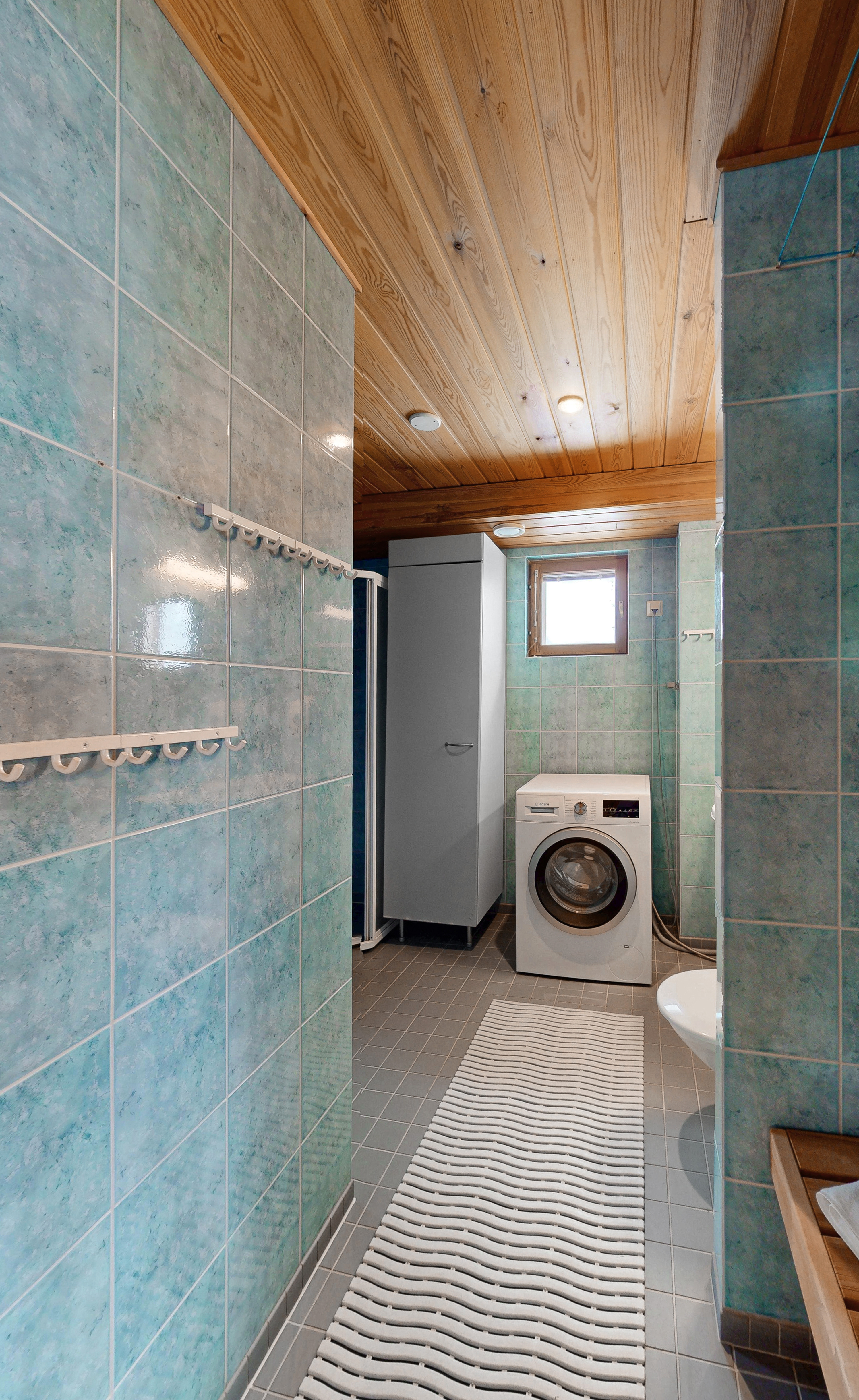 Alakerran wc/kph/sähkösauna, (huoneisto A ja C, peilikuvana huoneisto B).