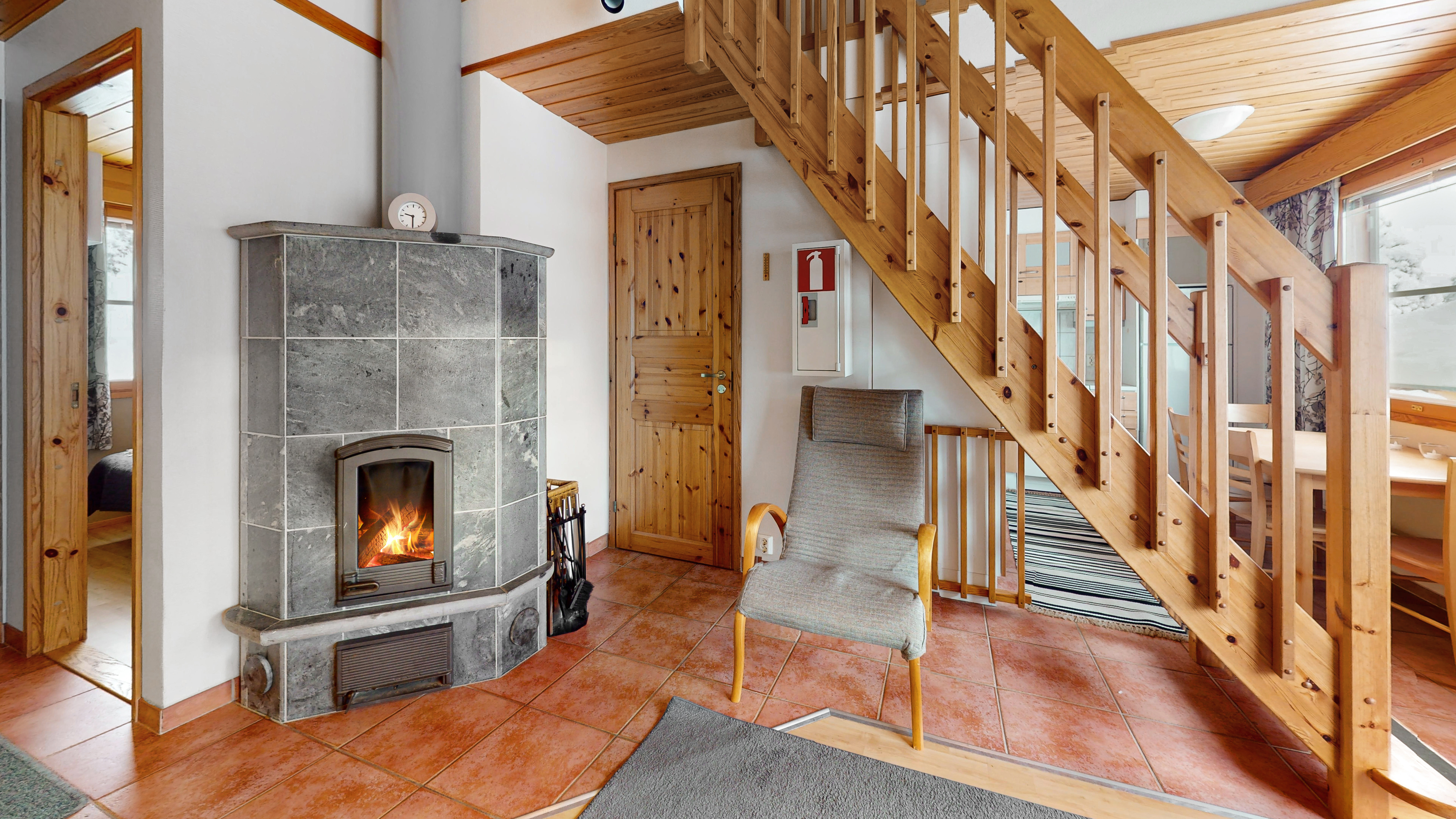 Varaava takka, sekä ovet wc/kph/saunaan ja alakerran makuuhuoneeseen (huoneisto A ja C, peilikuvana.