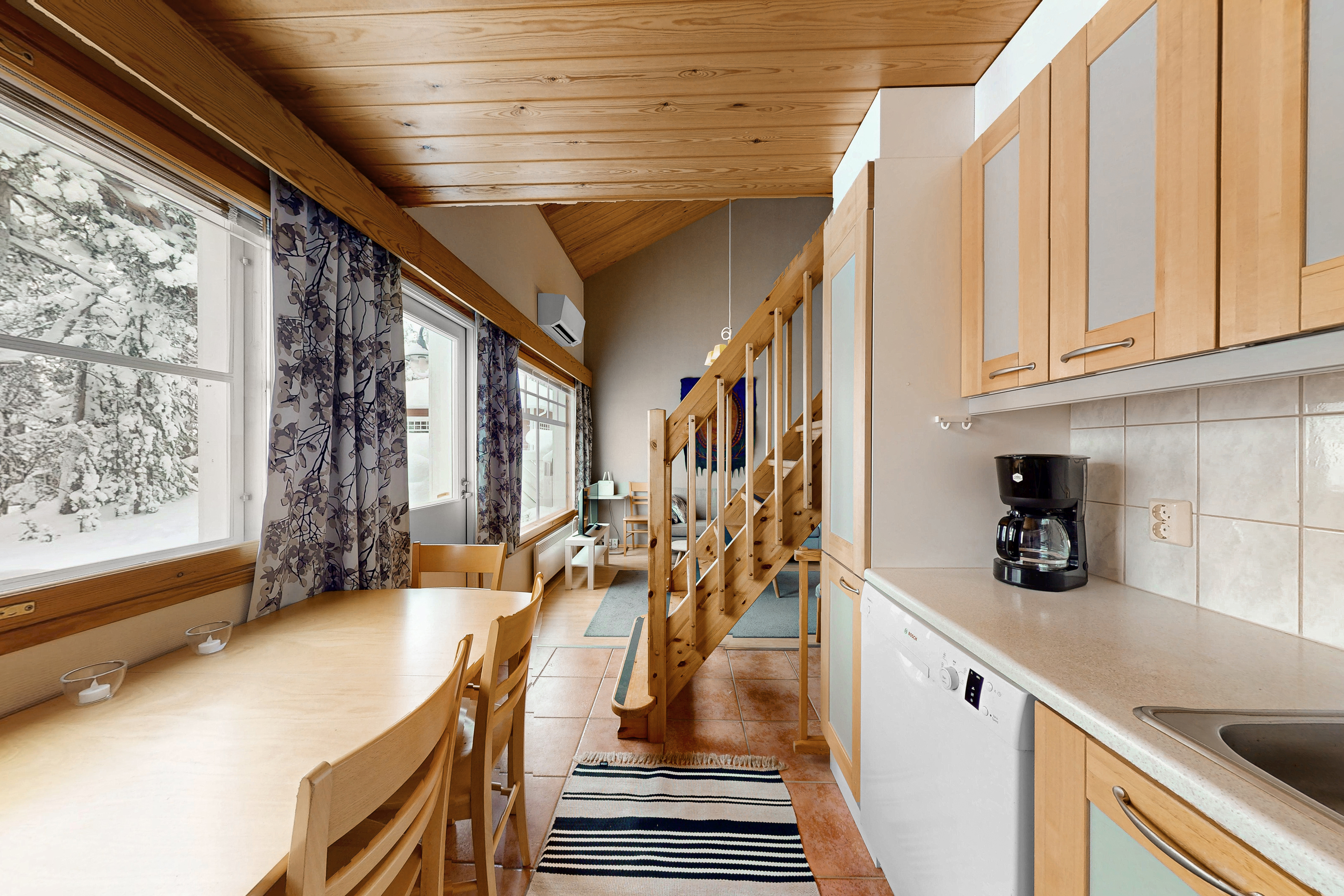 Keittiöstä näkymät oleskelutilan suuntaan, (huoneisto A ja C, peilikuvana huoneisto B).