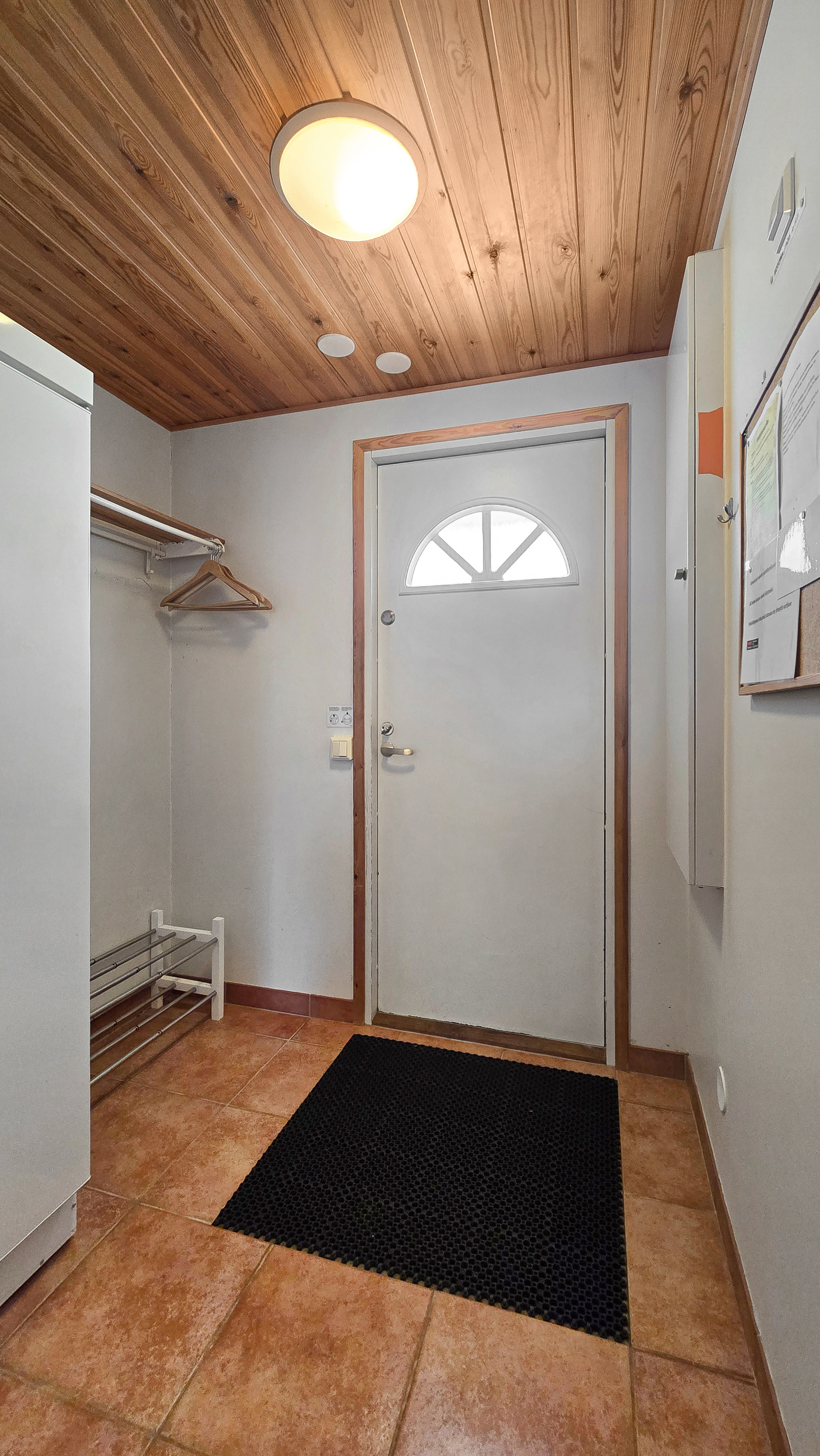 Eteinen, jossa kuivauskaappi (C huoneiston eteisen pohja vähän erilainen, asuntoon mennään sisään rivitalon päädystä)