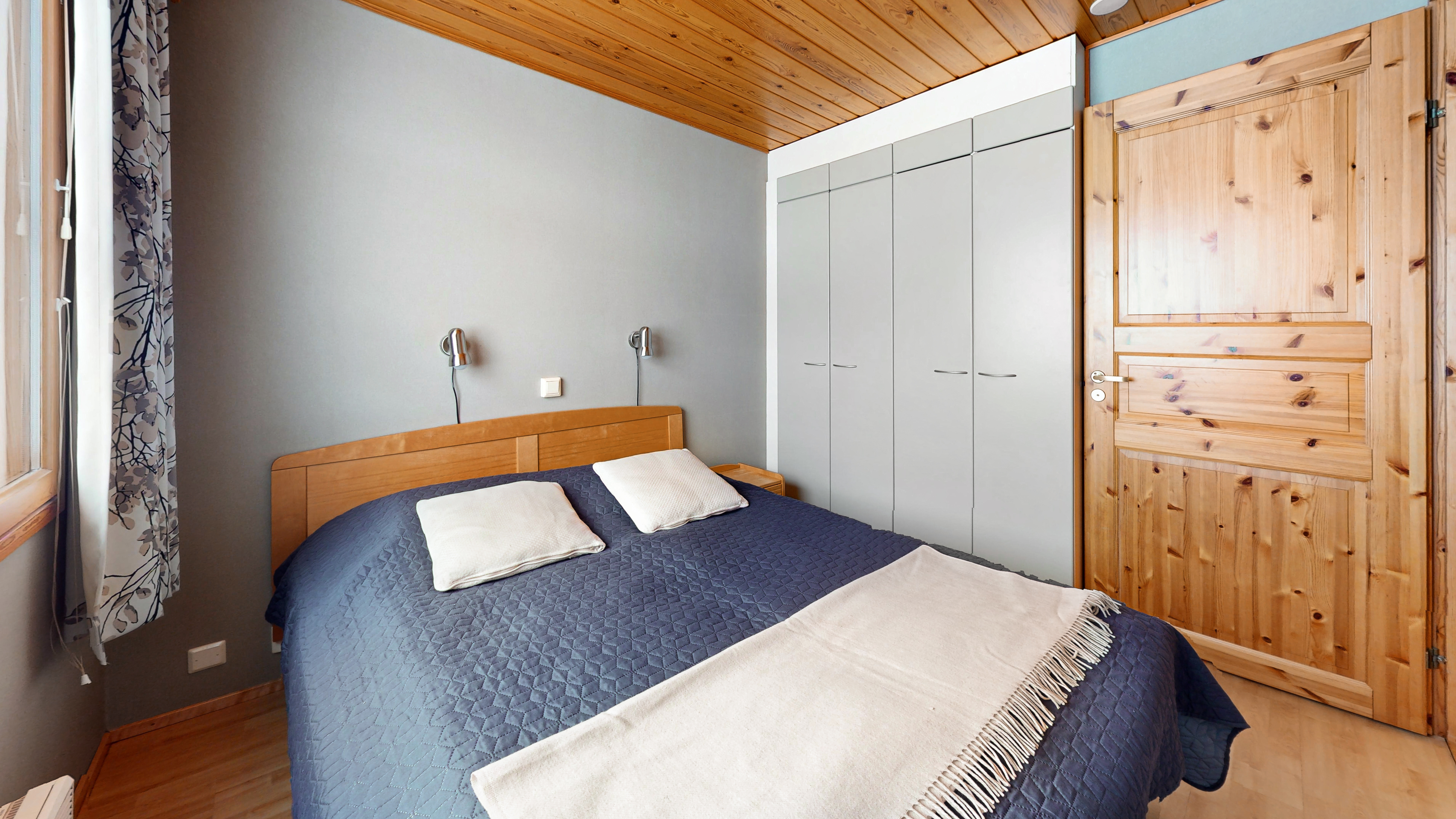 Alakerran makuuhuone, (huoneisto A ja C, peilikuvana huoneisto B).