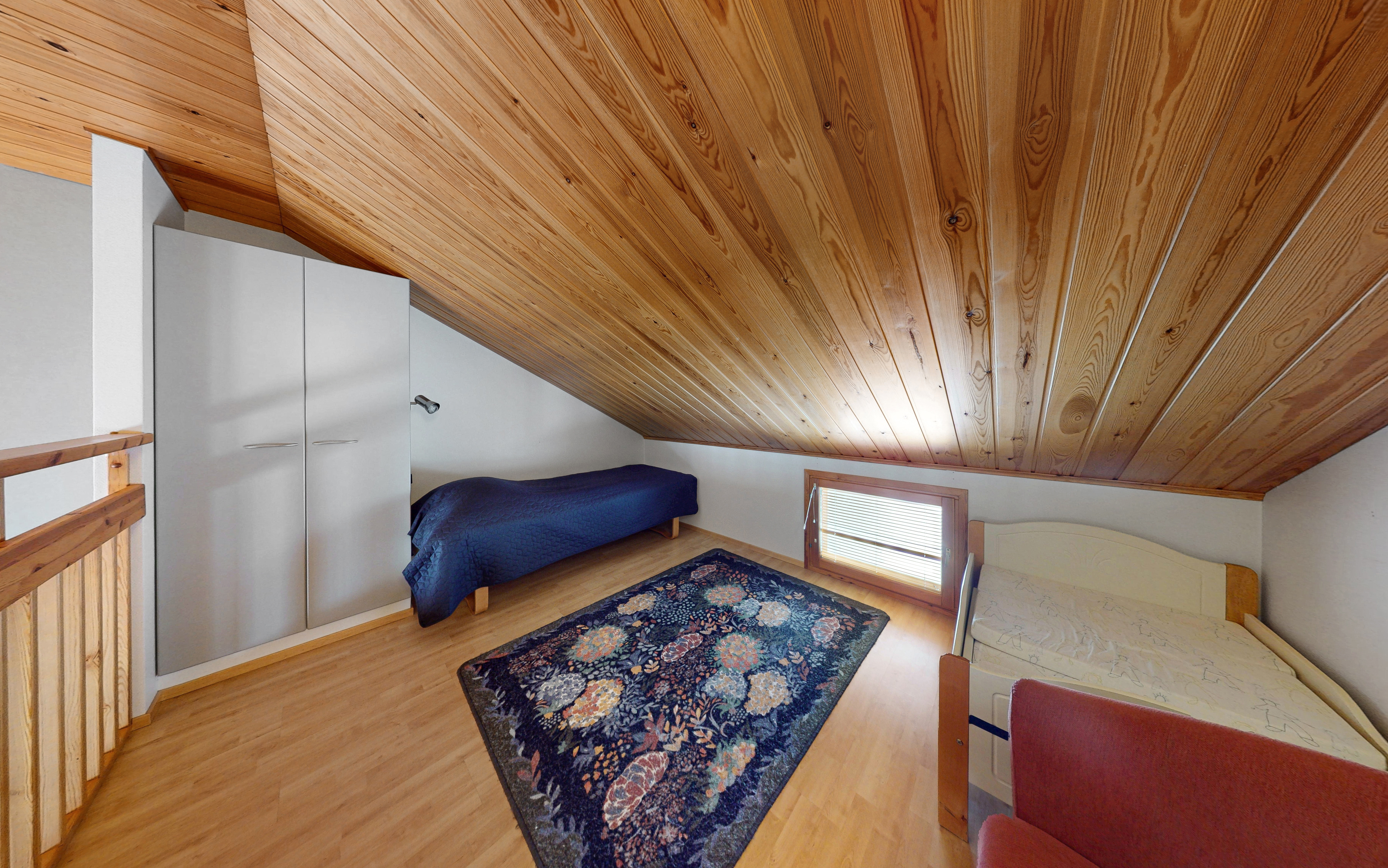 Parvi, (huoneisto A ja C, peilikuvana huoneisto B).