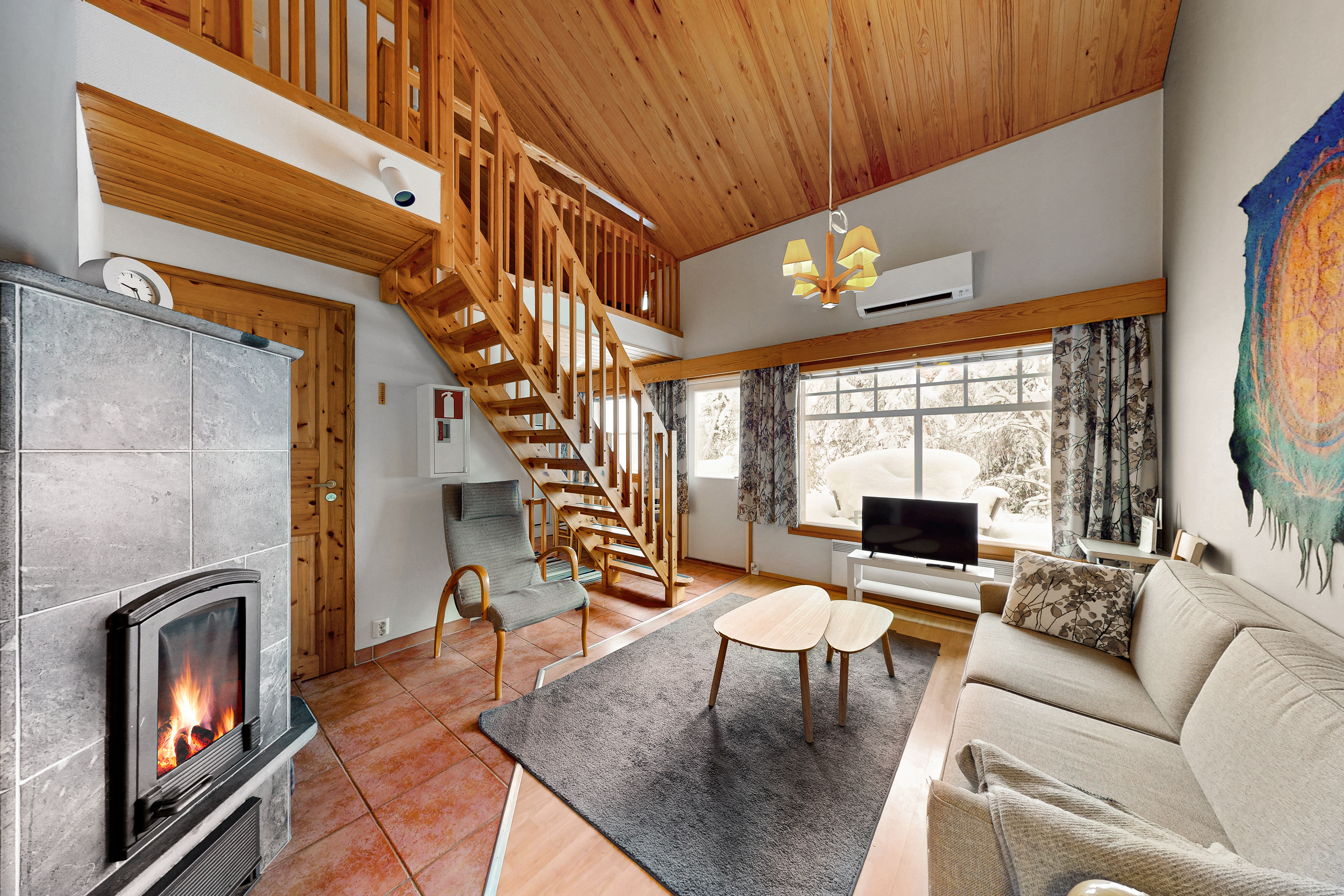 Valoisa oleskelutila, jossa ilmalämpöpumppu (huoneisto A ja C, peilikuvana huoneisto B).