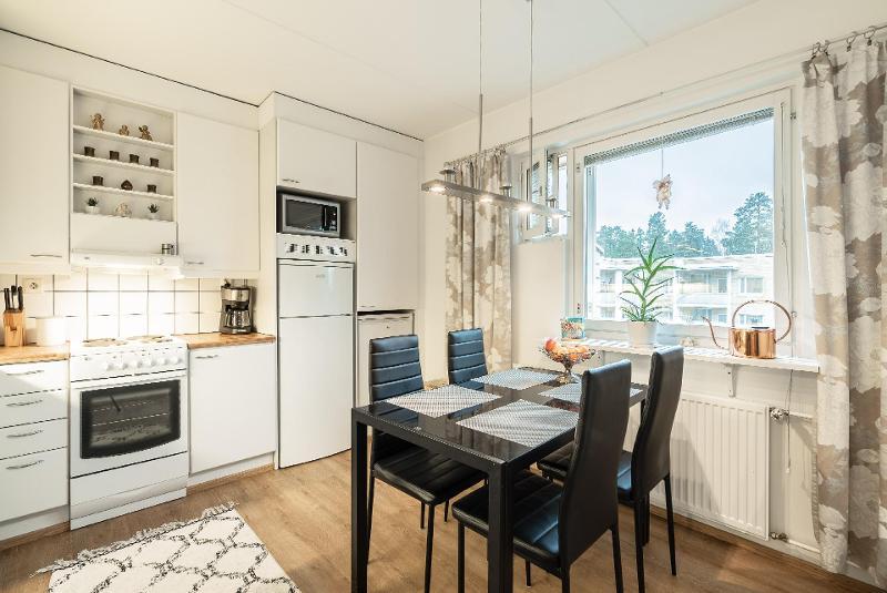 Keittiöön sopii ruokapöytä