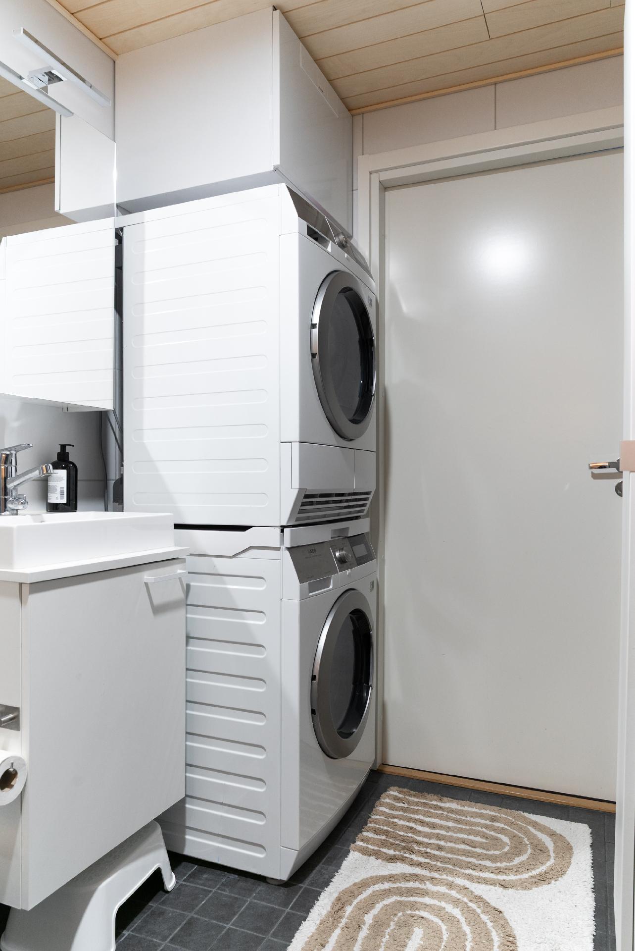 Kylpyhuoneeseen mahtuu pesutorni