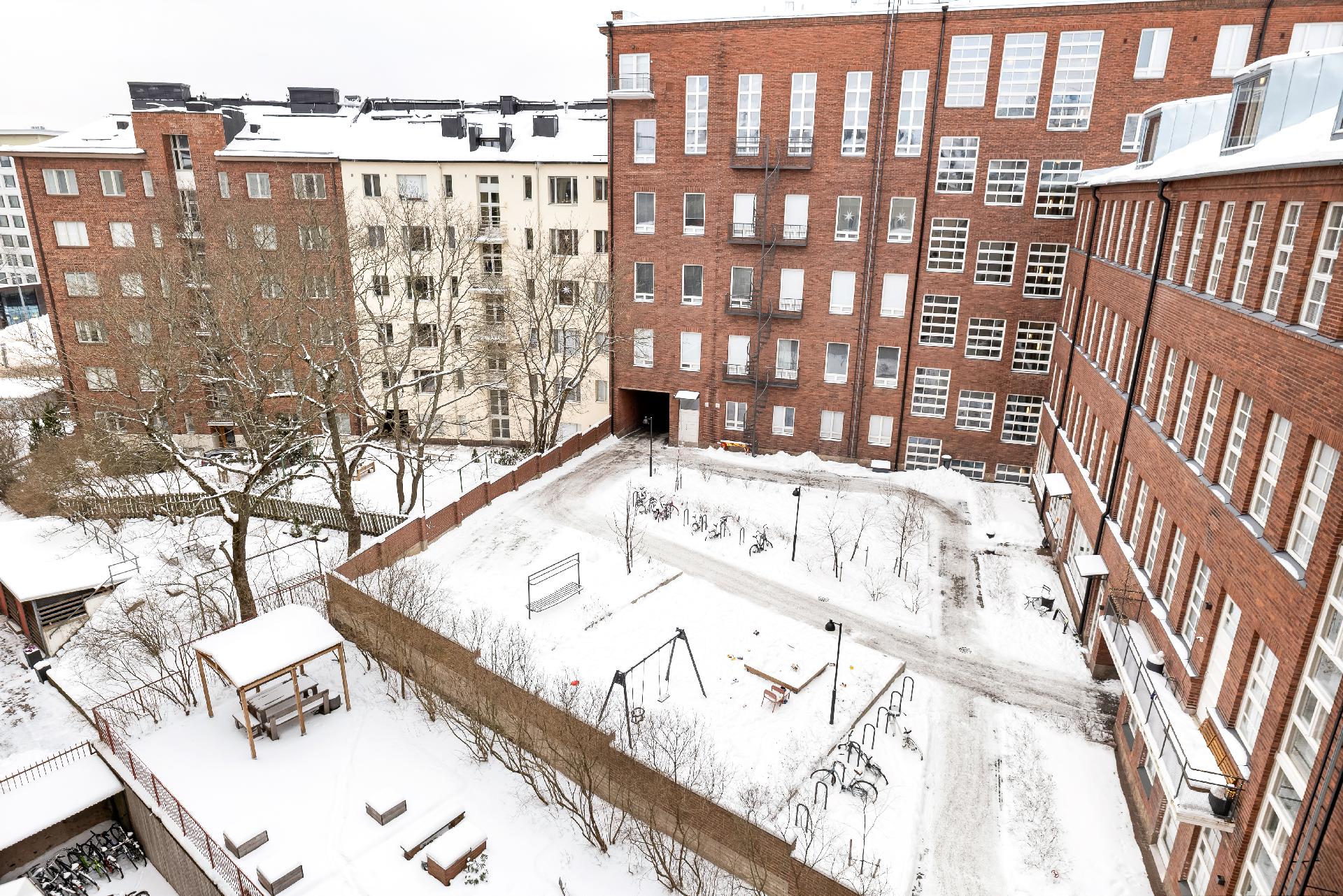 Makuuhuoneesta näkymä sisäpihalle ja entisen Sibelius Akatemian pihalle