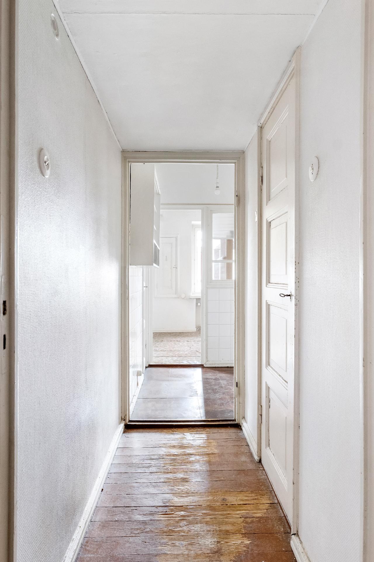 Eteisen ja keittiön välinen käytävä, kph oikealla