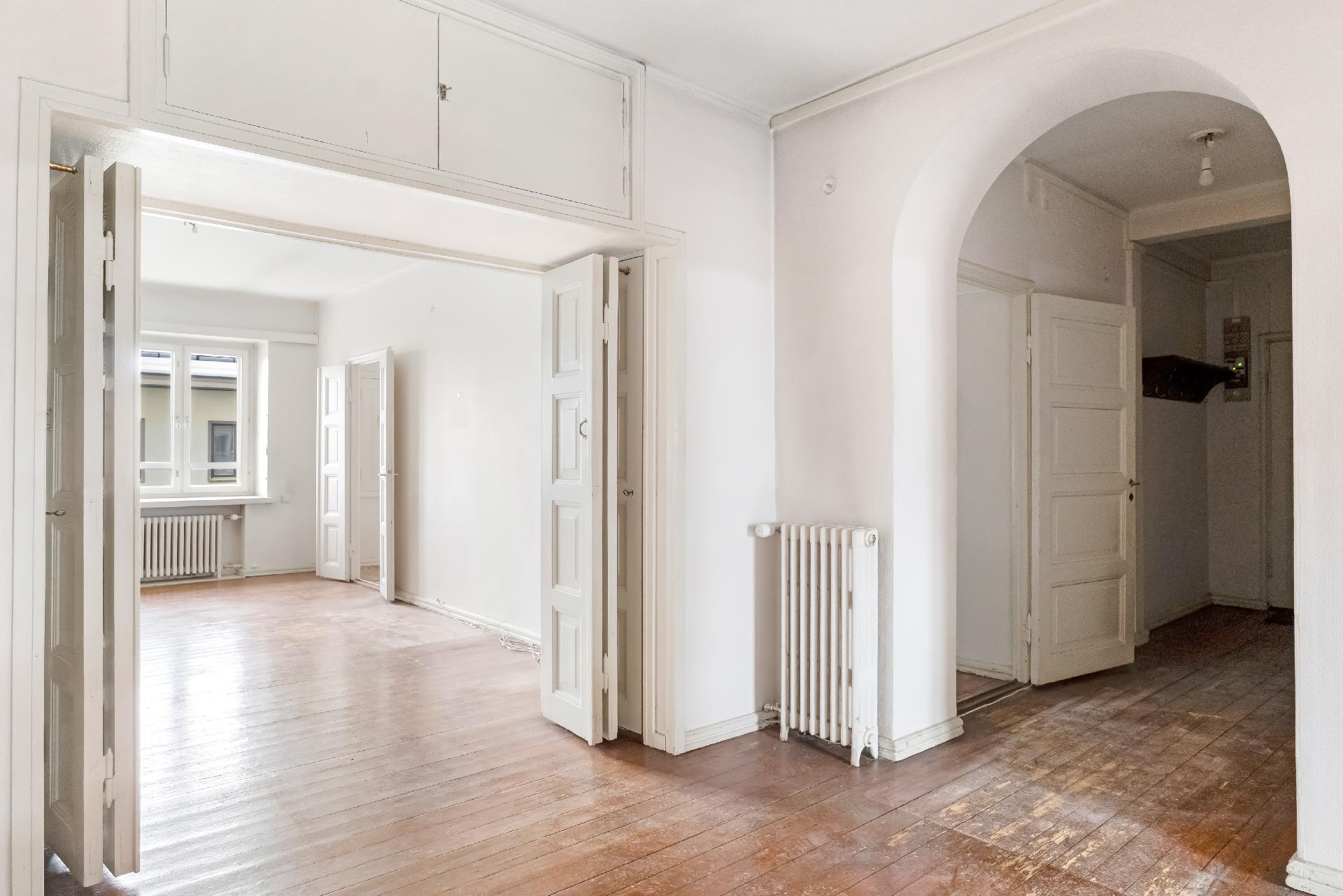 Hallista olohuoneen ja eteisen suuntaan