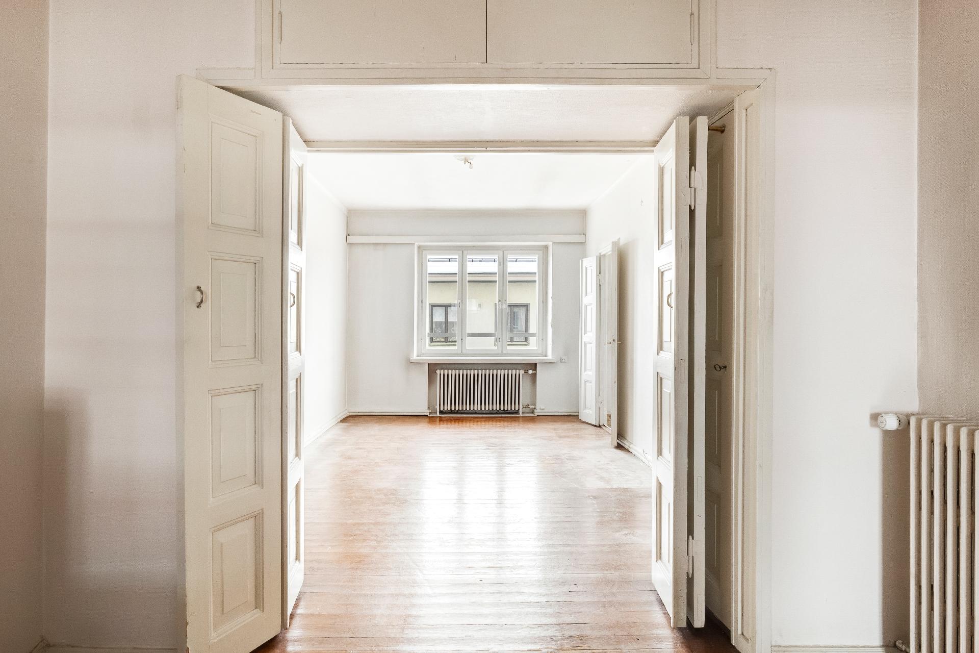 Hallista olohuoneen suutaan