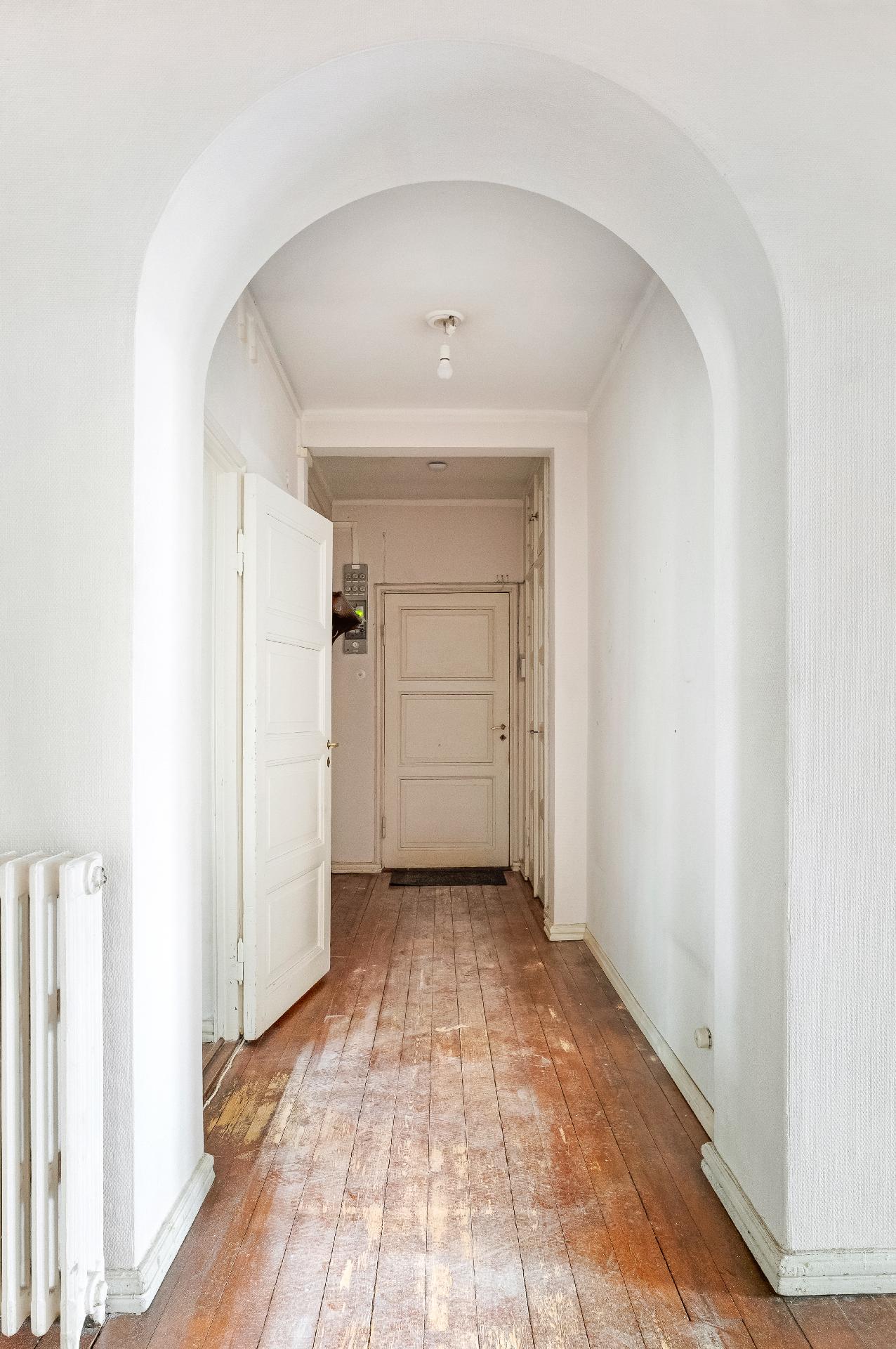 Hallista eteiseen päin