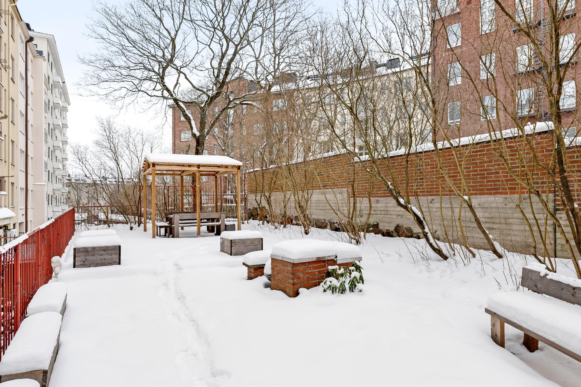 Sisäpihalla viihtyisä paviljonki