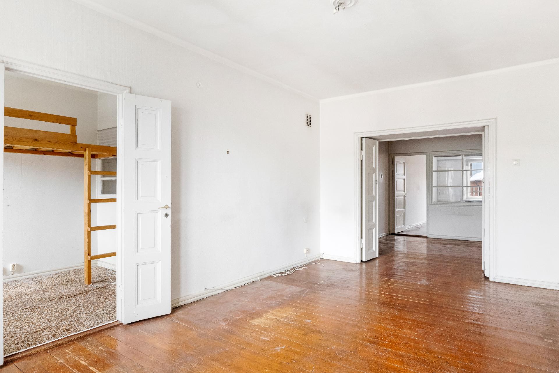 Olohuoneesta pienen huoneen ja hallin suuntaan