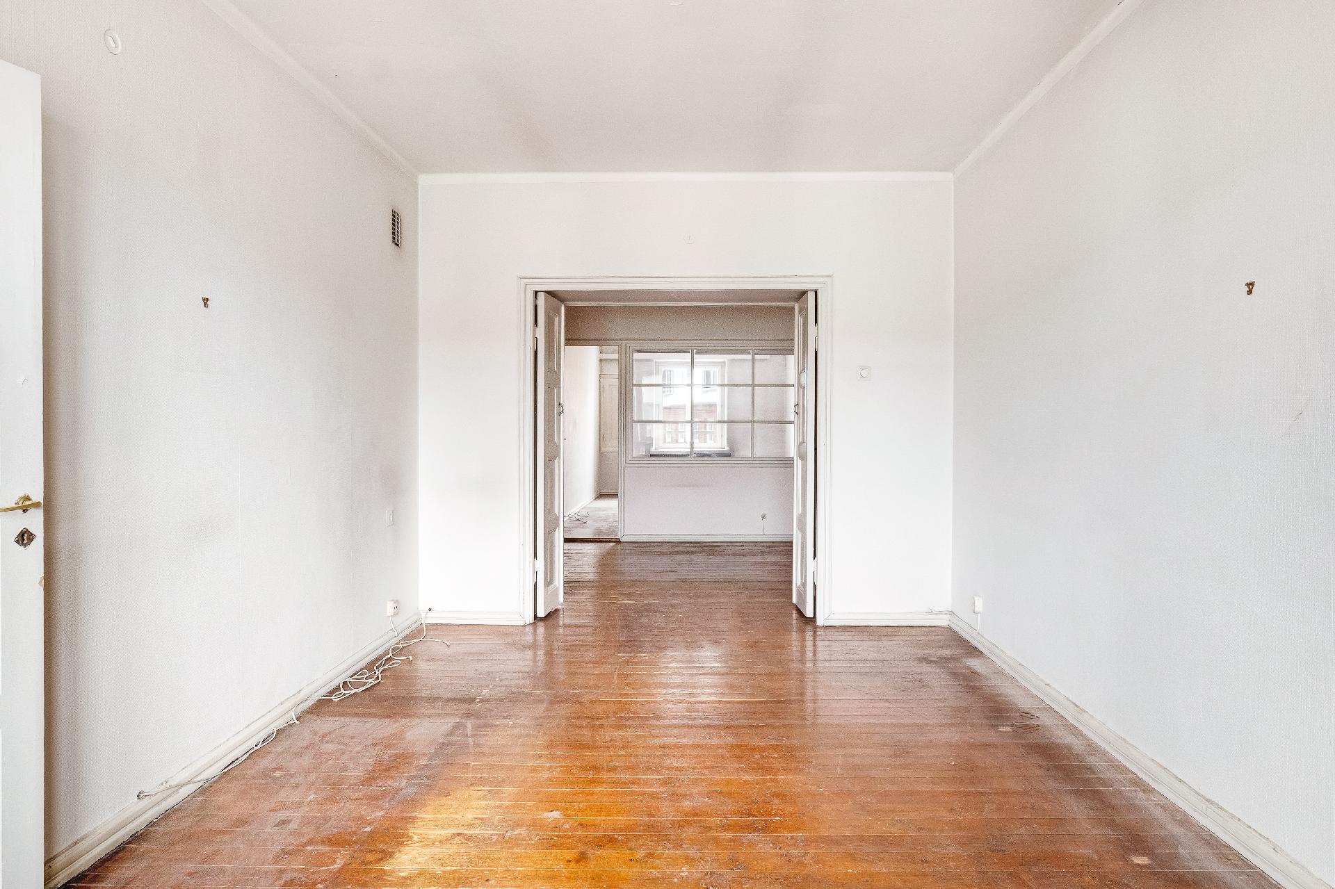 Olohuoneesta hallin suuntaan