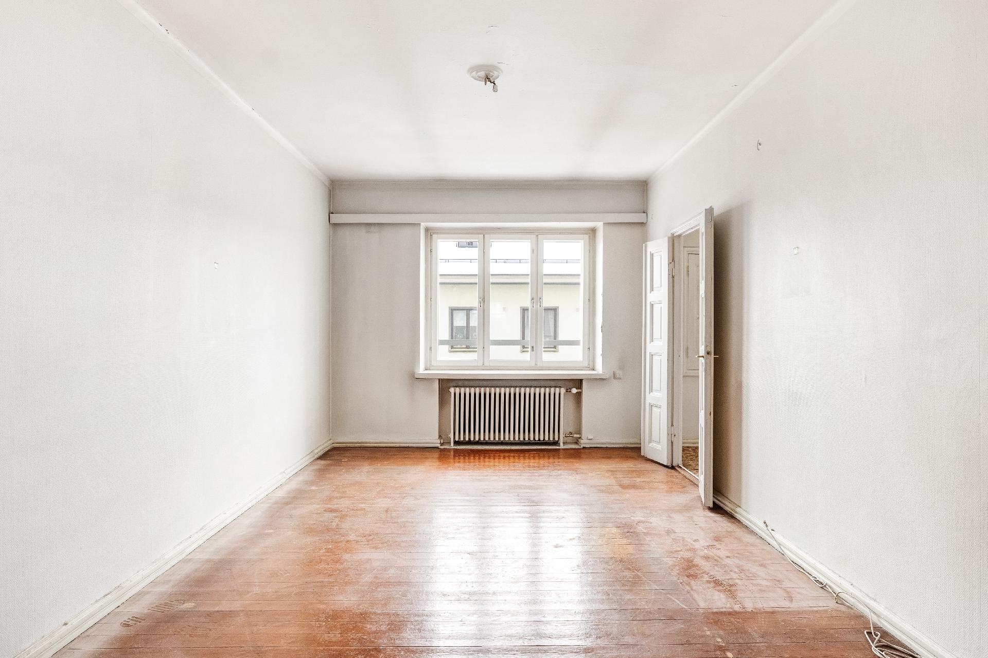 Kadun puoleinen huone, joka toimisi hyvin olohuoneena