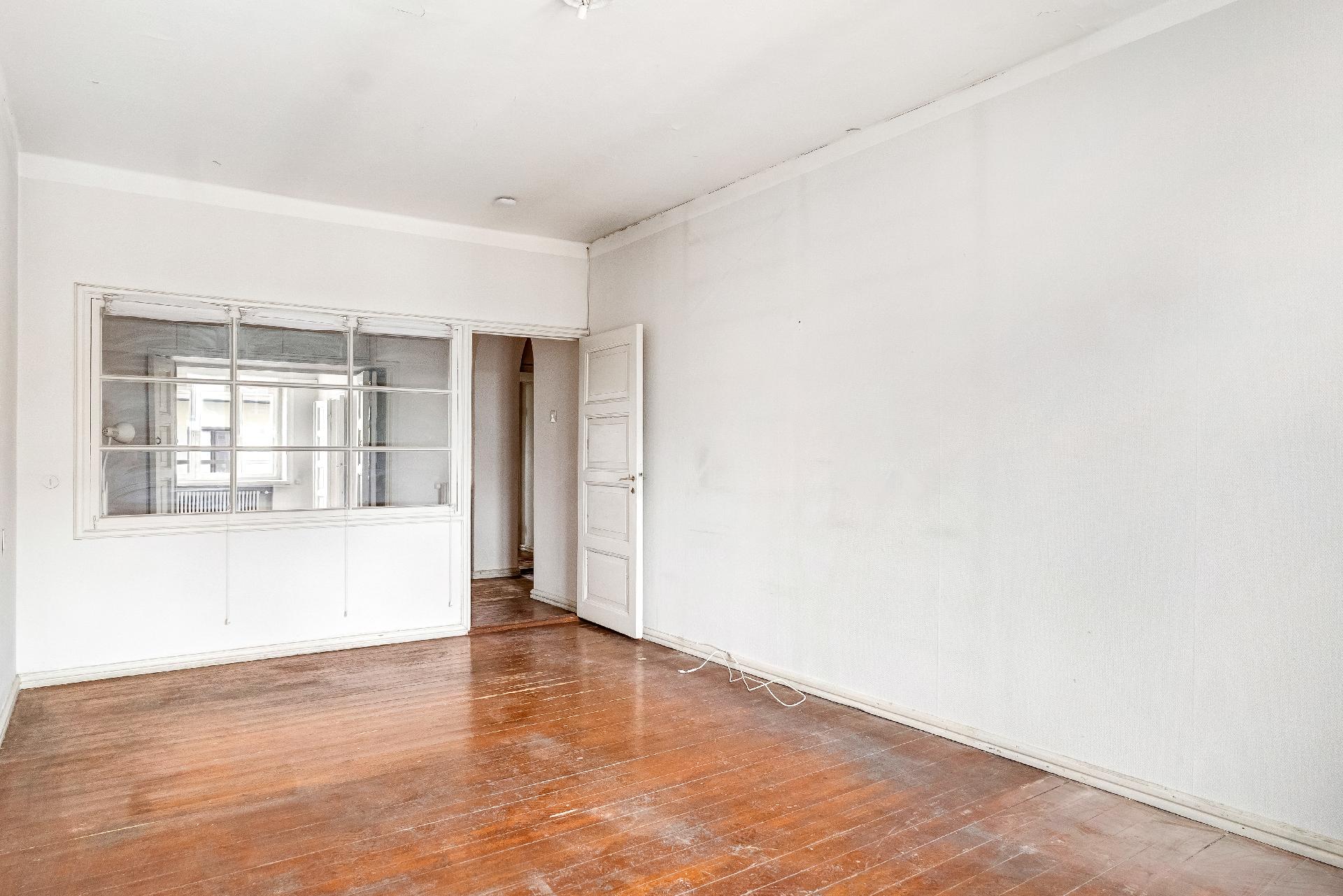 Makuuhuone hallin suuntaan