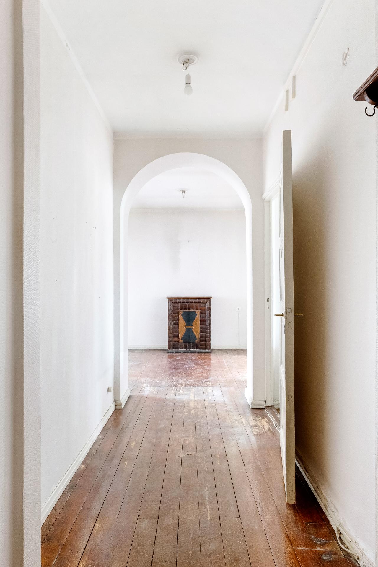 Eteisen ovelta hallin suuntaan