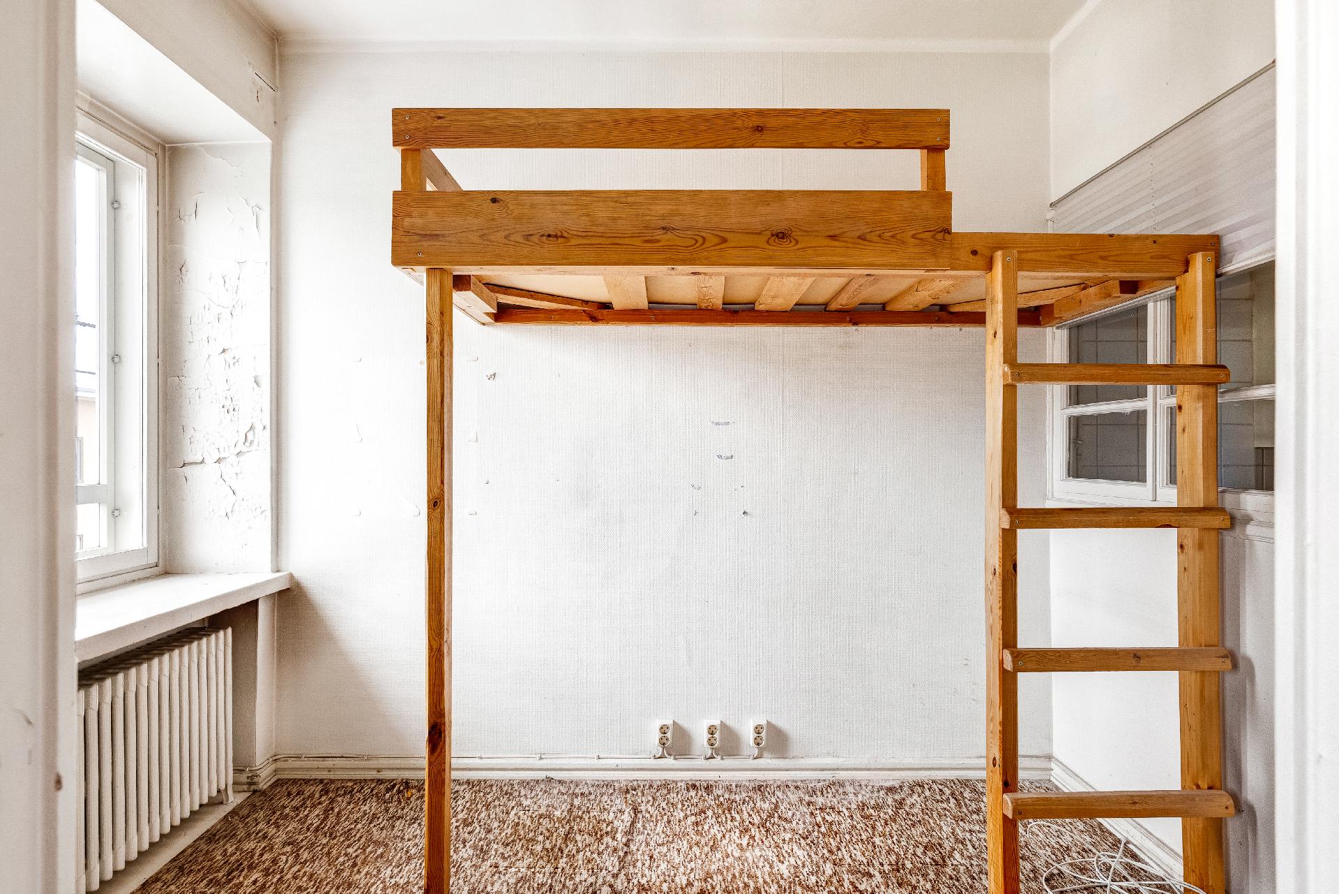 Kadunpuoleinen pieni huone keittokomeron vieressä, johon voisi laajentaa keittiön