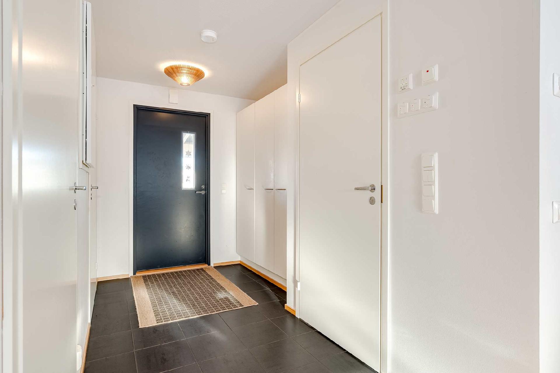 Eteisessä on kaapisto ja vasemmalla tilava vaatehuone