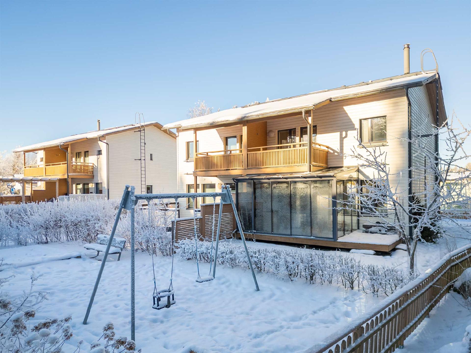 Taloyhtiön leikkipiha lähellä ja isompi Patasuon leikkipuisto myös aivan vieressä