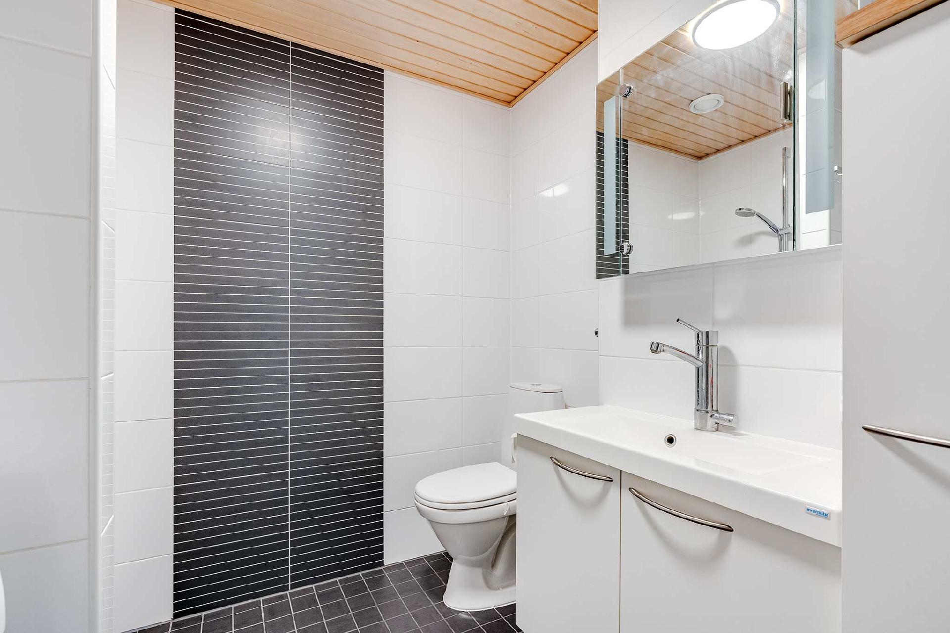 Yläkerran kylpyhuoneen wc