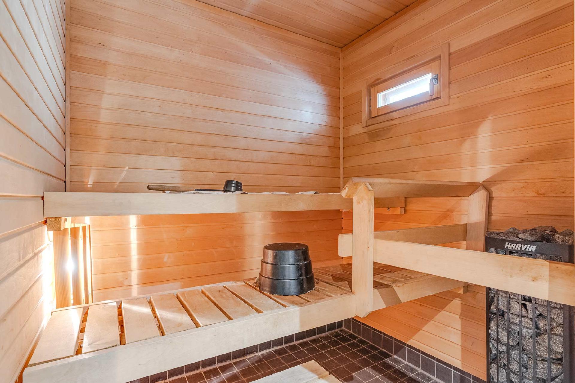 Saunassa on ikkuna ja Harvian kiuas